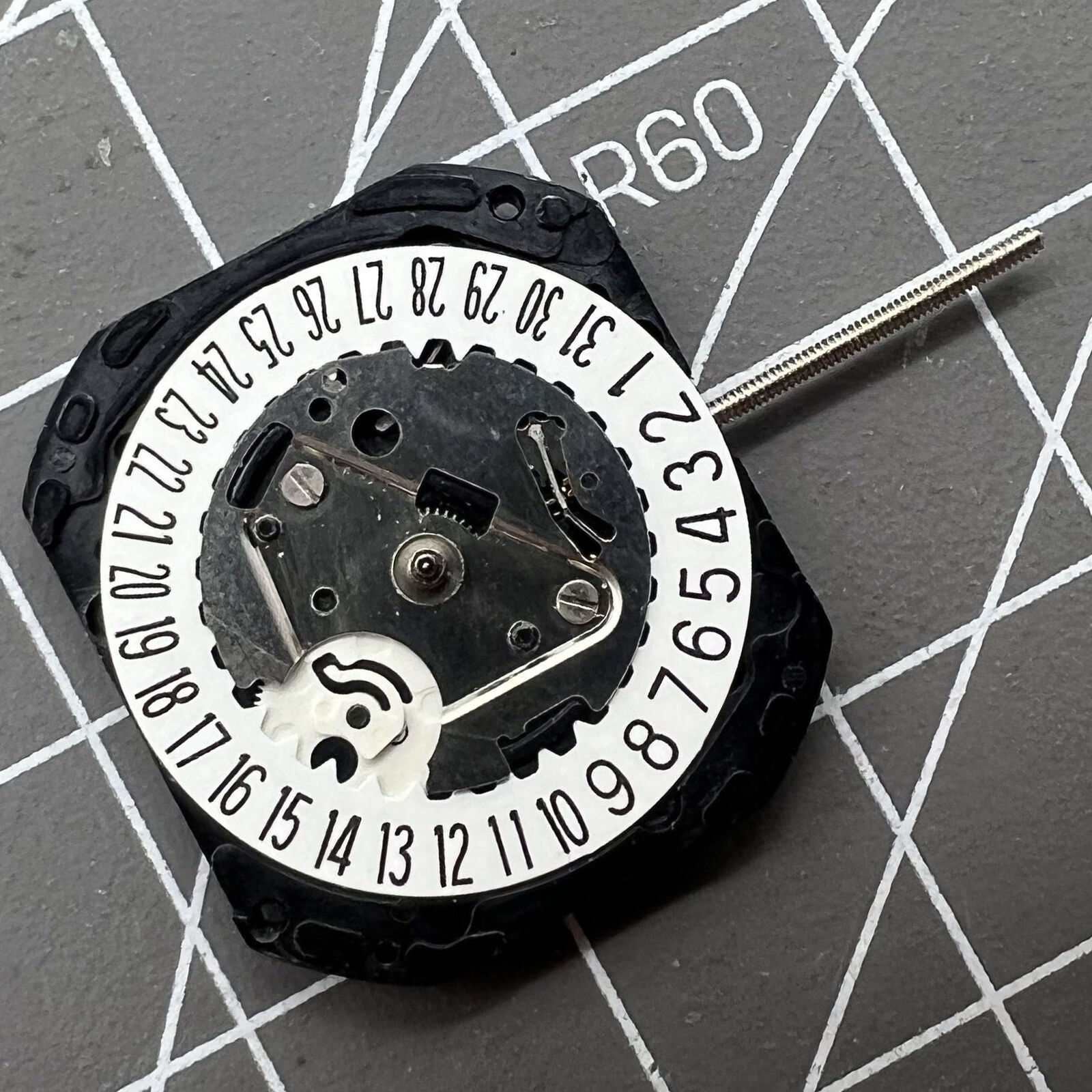 VX22 quartz watch movement with date at 3 and 6 o'clock, white disk, Japan made by Seiko.