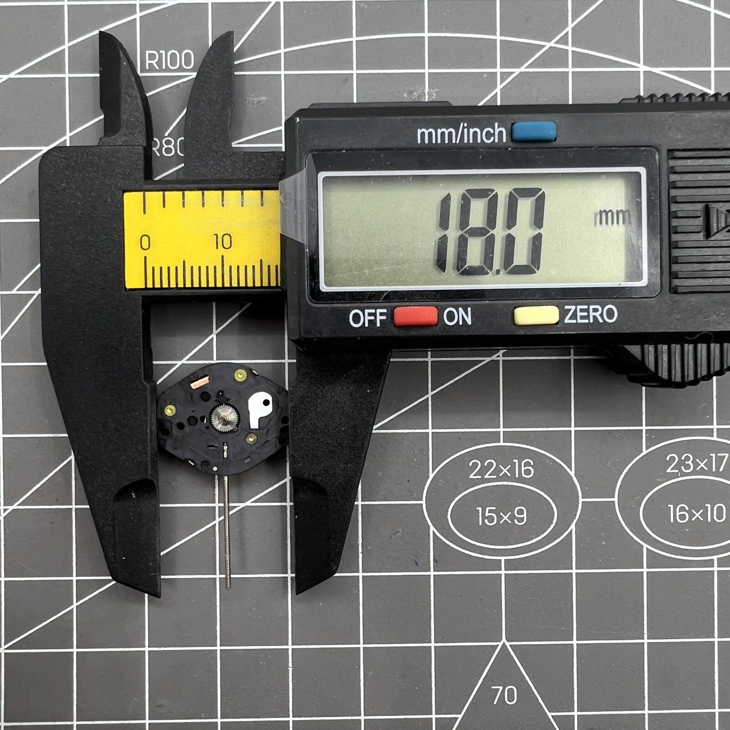 Orient HY520 quartz watch movement, 3-hand design, no jewels or calendar, for precise timekeeping in Orient watches.