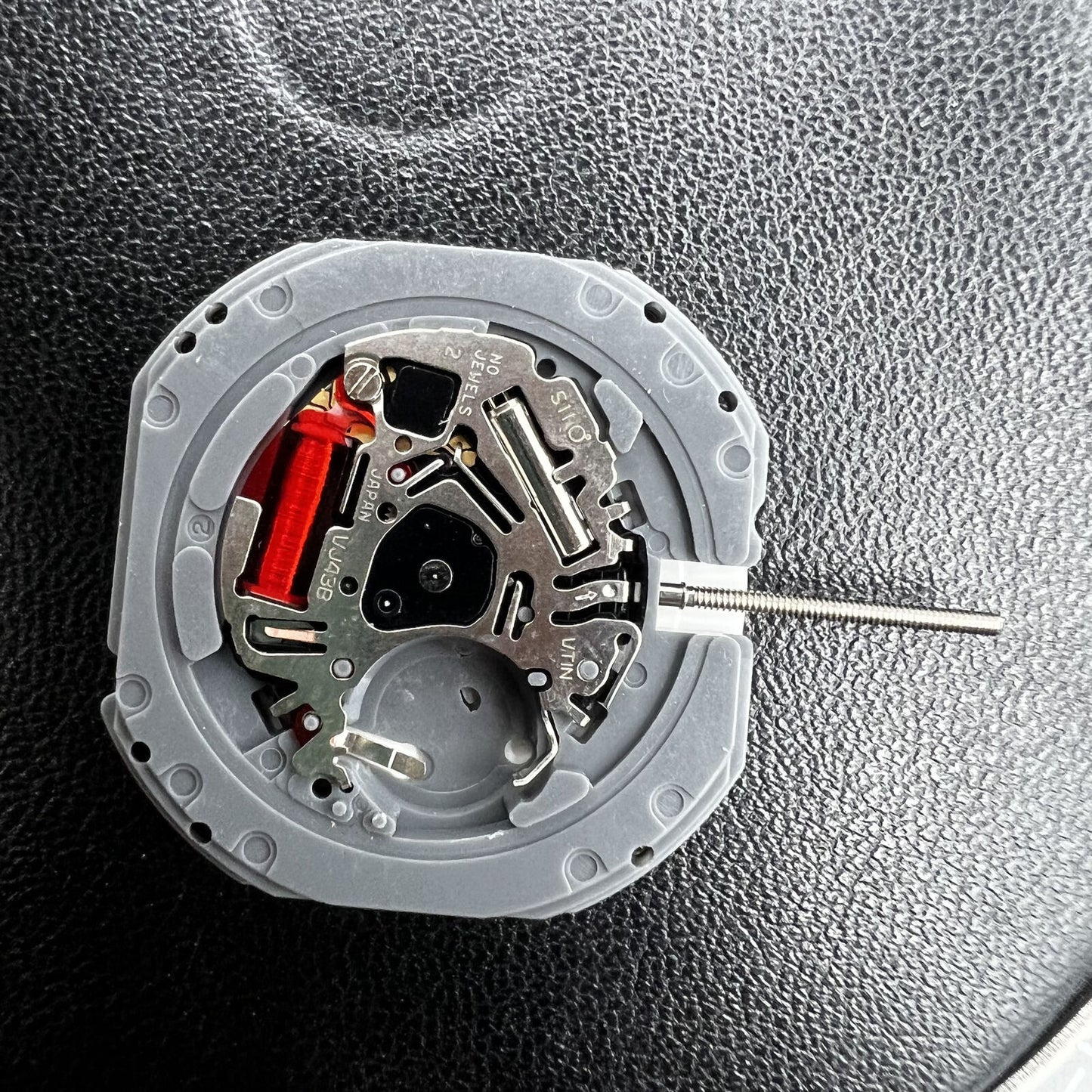 Hattori Epson VJ43 quartz watch movement showing date and day in English and Chinese for accurate timekeeping.