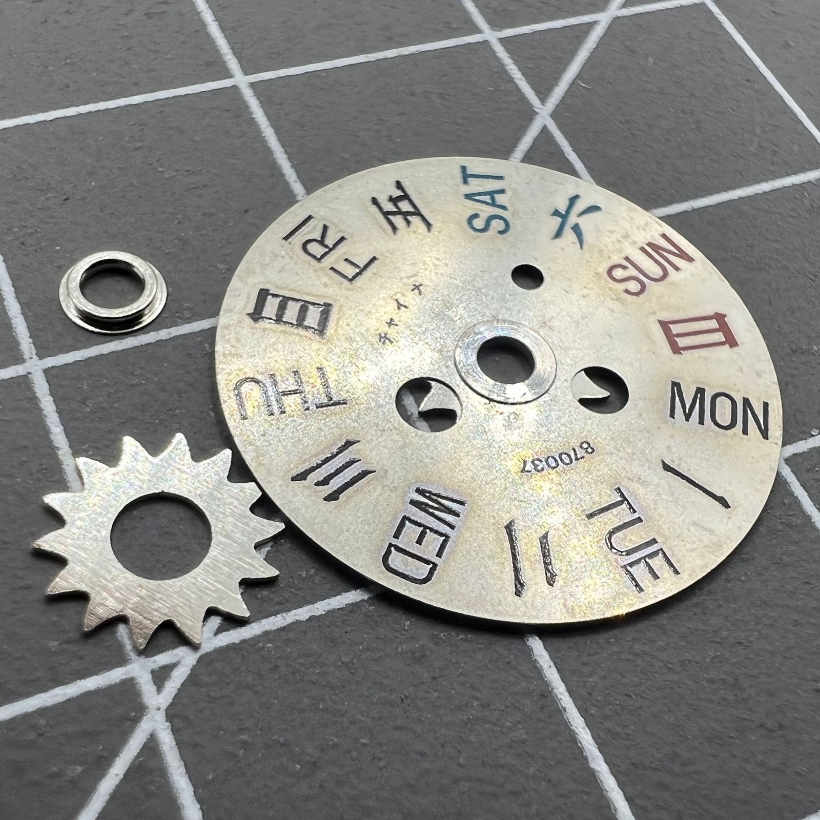 1. English: Orient watch movement with English and Chinese week disk wheel for models 46941 and 46943.  