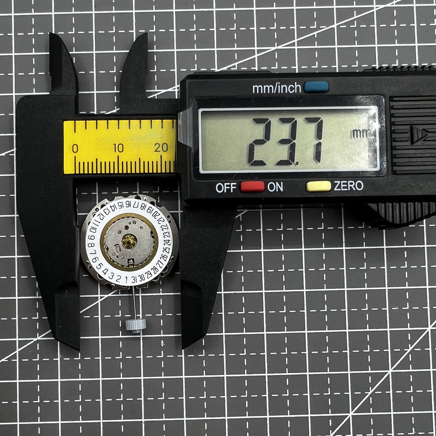 Mouvement à quartz Ronda 705, date à 6 heures, 3 aiguilles, calendrier simple