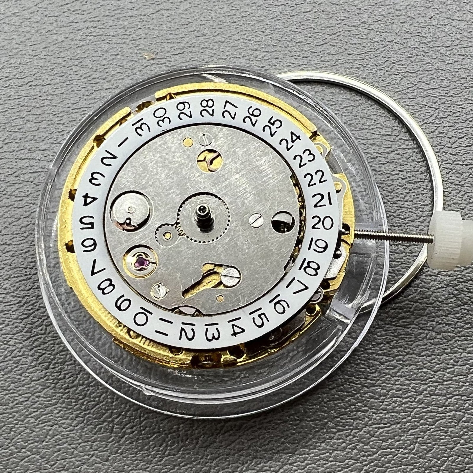 Golden Mingzhu 8205 mechanical watch movement with single calendar, ideal for watch accessory replacements and repairs.