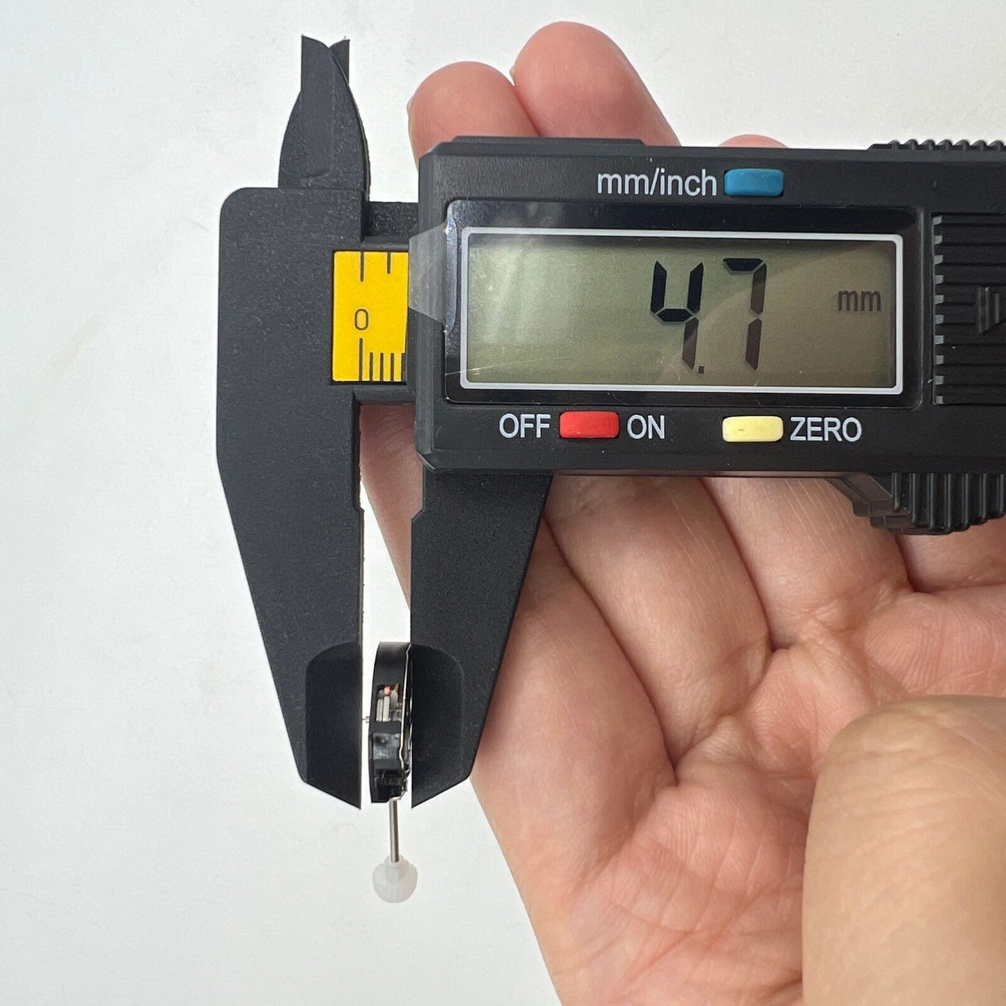 Sunon SL68 quartz watch movement with 3 hands, ideal for precise watch repairs and replacements.