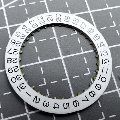 Schwarze Schrift auf wei�er Datumsscheibe f�r ETA2836 Uhrwerk, Datum bei 3 Uhr, Ersatzteil von ETA.