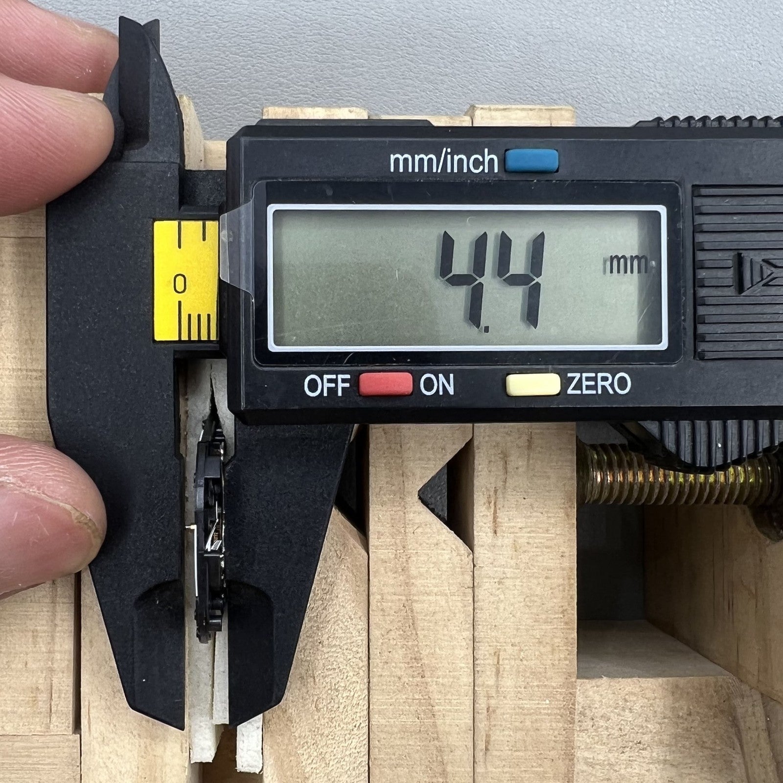 Seiko Japan 7N32C quartz watch movement with 3 hands and date calendar, precision watch accessory.