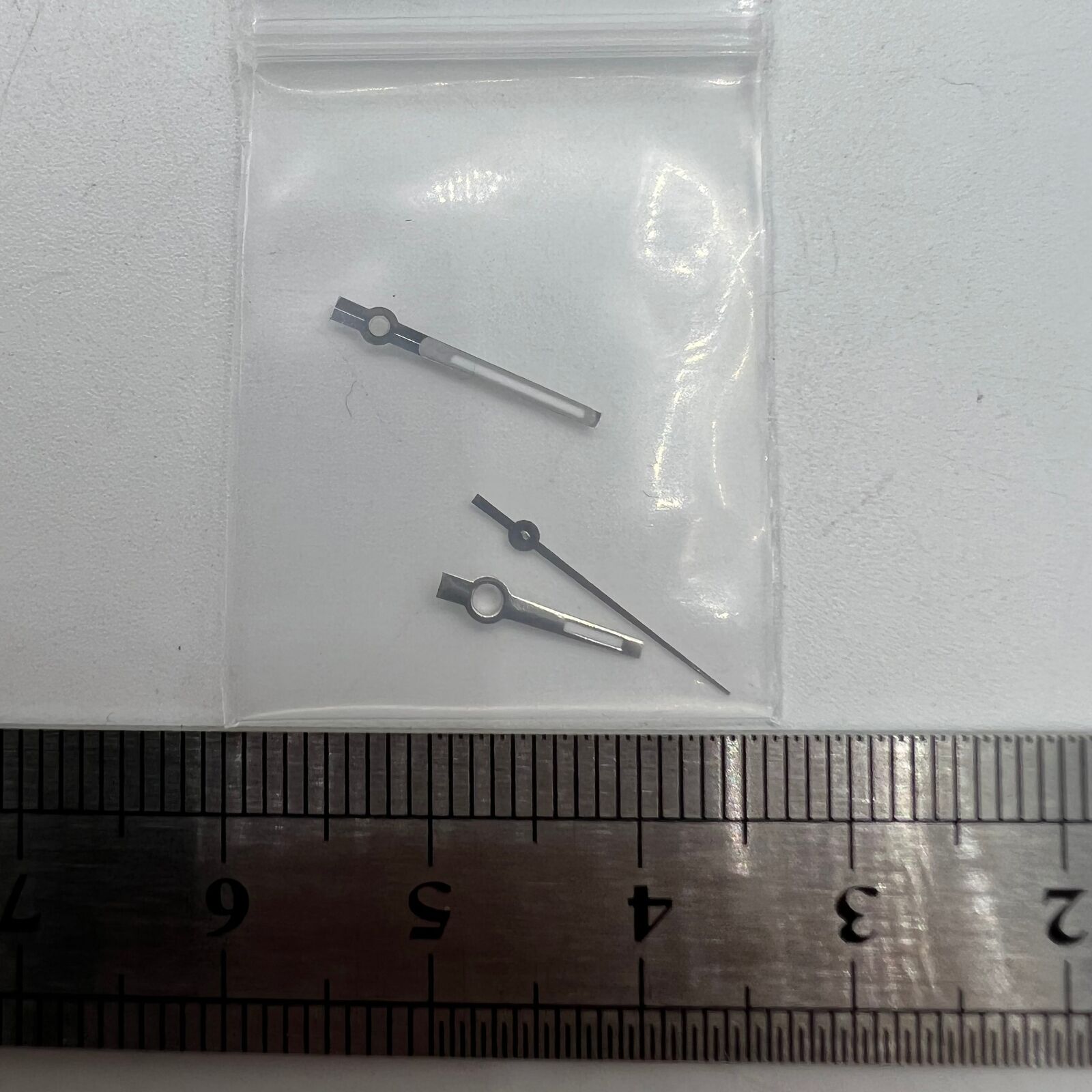 Silver-trimmed green luminous watch hands for NH35/NH36 with enhanced visibility, ideal for Seiko movements.