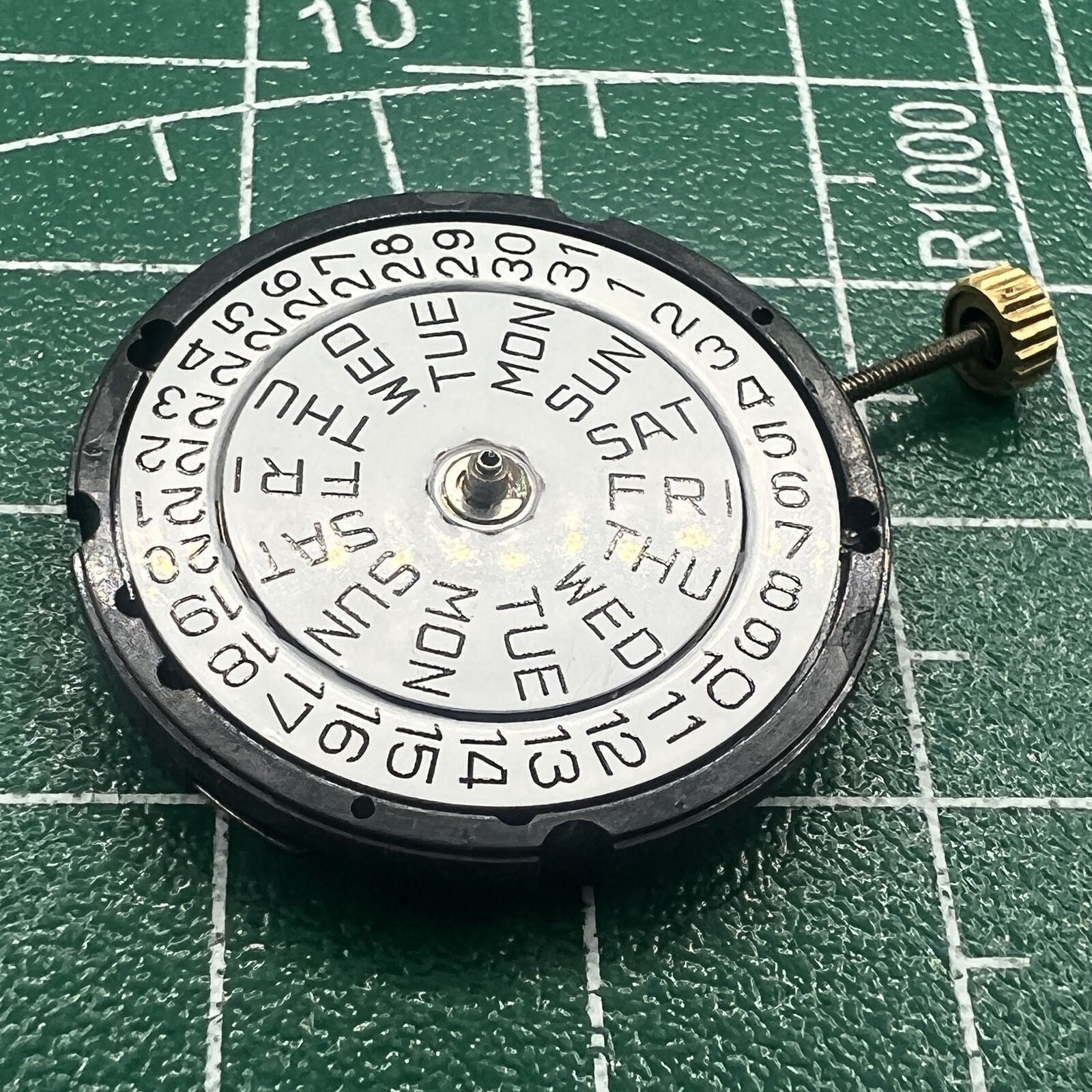Wholesale ISA 307 quartz watch movement with date display at 3 o'clock, original brand new quality.