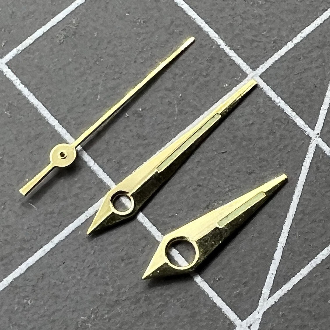 Golden Trim Lume arrow-shaped watch hands by P1-H5-NO16 for Miyota 8200, enhancing visibility and style.