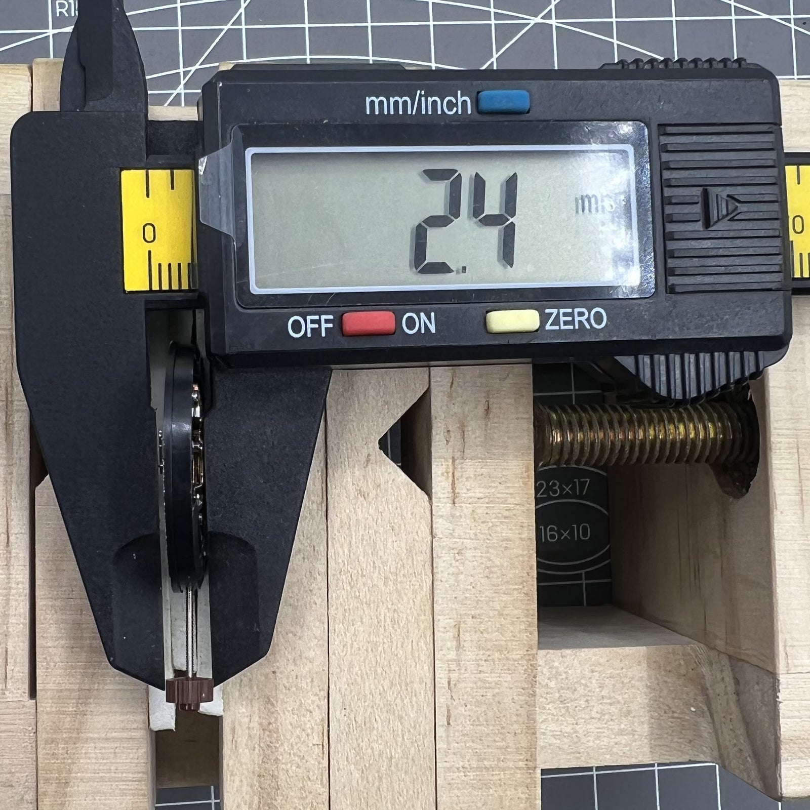 Ronda 24H 515 quartz watch movement, Swiss precision for reliable timekeeping in watch accessories.