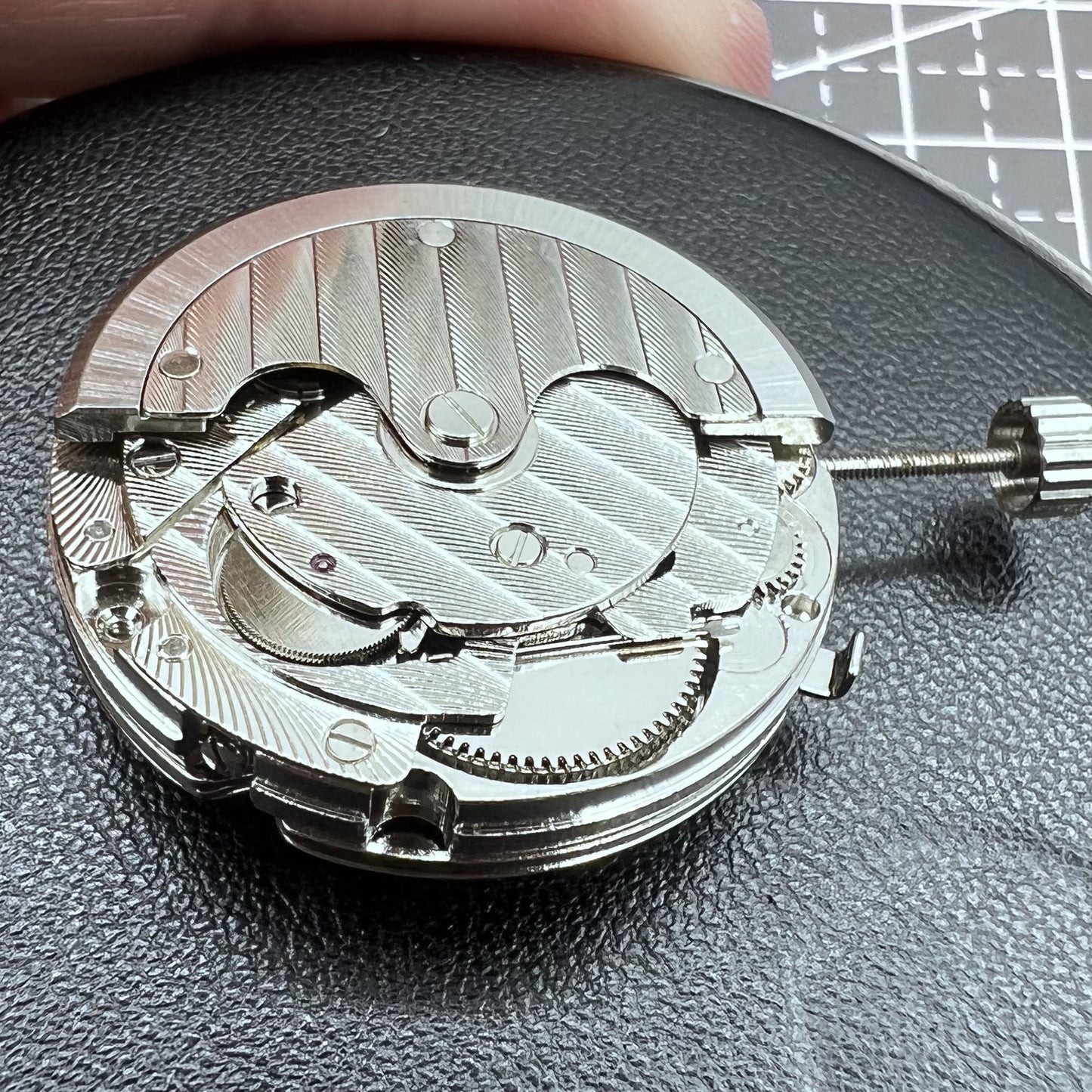 Seagull ST16 mechanische Herrenuhr mit schwarzem Zifferblatt, Datum bei 6 Uhr, 7 Zeigern und Kalenderfunktion.