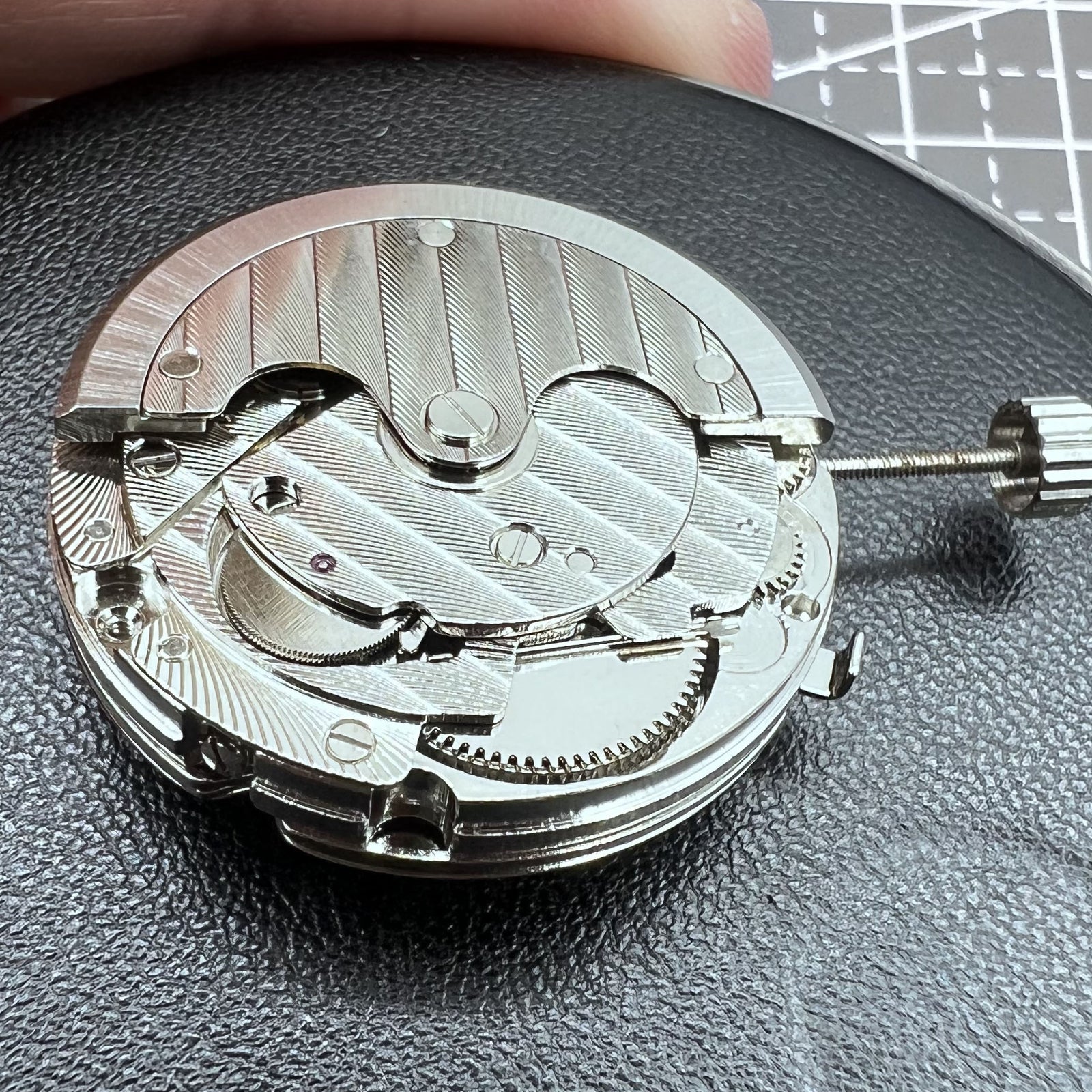 Seagull ST16 mechanische Herrenuhr mit schwarzem Zifferblatt, Datum bei 6 Uhr, 7 Zeigern und Kalenderfunktion.