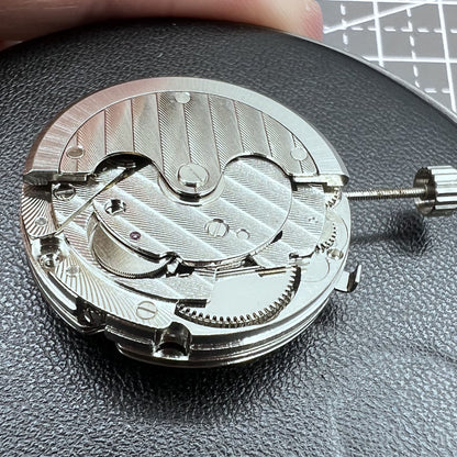 Seagull ST16 mechanische Herrenuhr mit schwarzem Zifferblatt, Datum bei 6 Uhr, 7 Zeigern und Kalenderfunktion.
