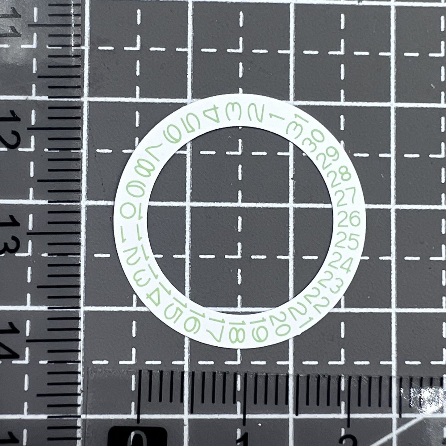 2 Stück weiße Hintergrund hellgrüne Zahlen Scheibe Datumsring für NH35 NH36