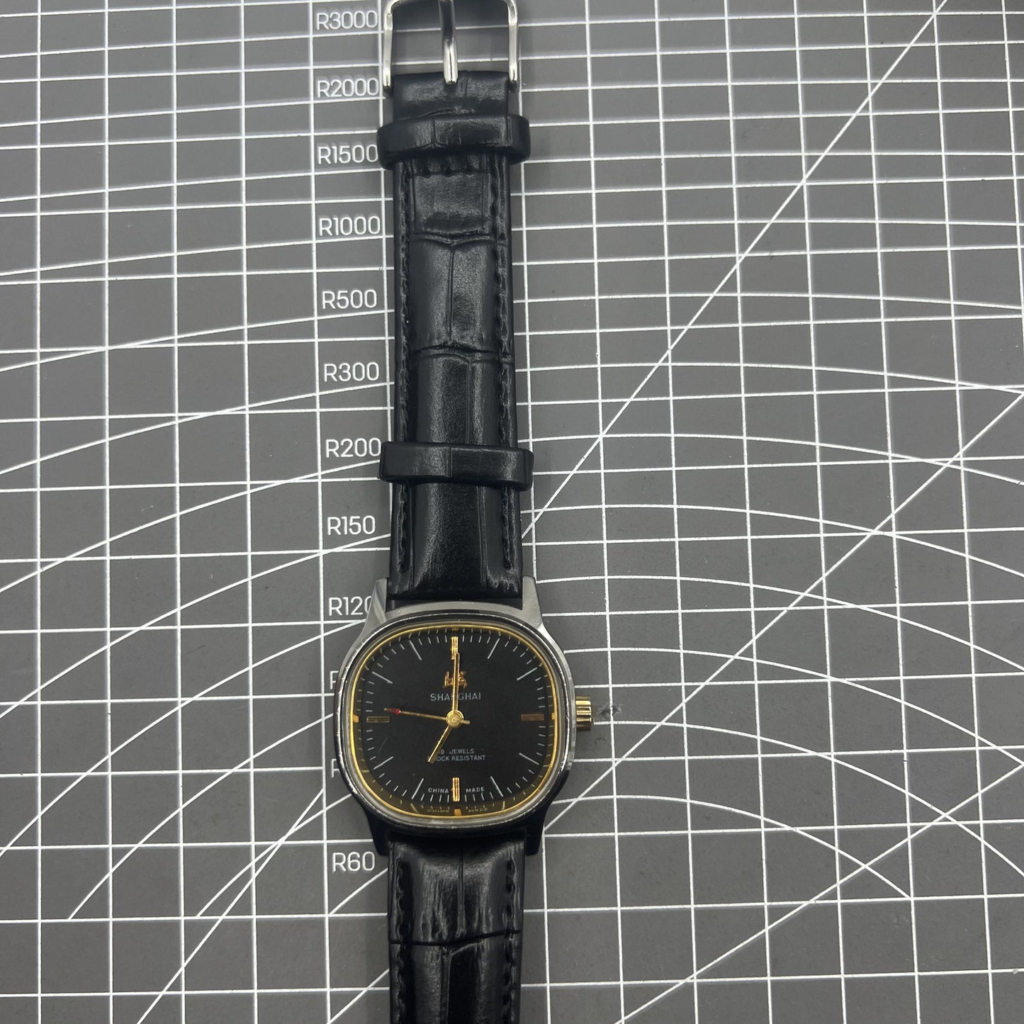 Mechanische Manuelle Uhr 34mm mit schwarzem Zifferblatt, 19 Steine, sto�fest, von Shanghai f�r pr�zise Zeitmessung.
