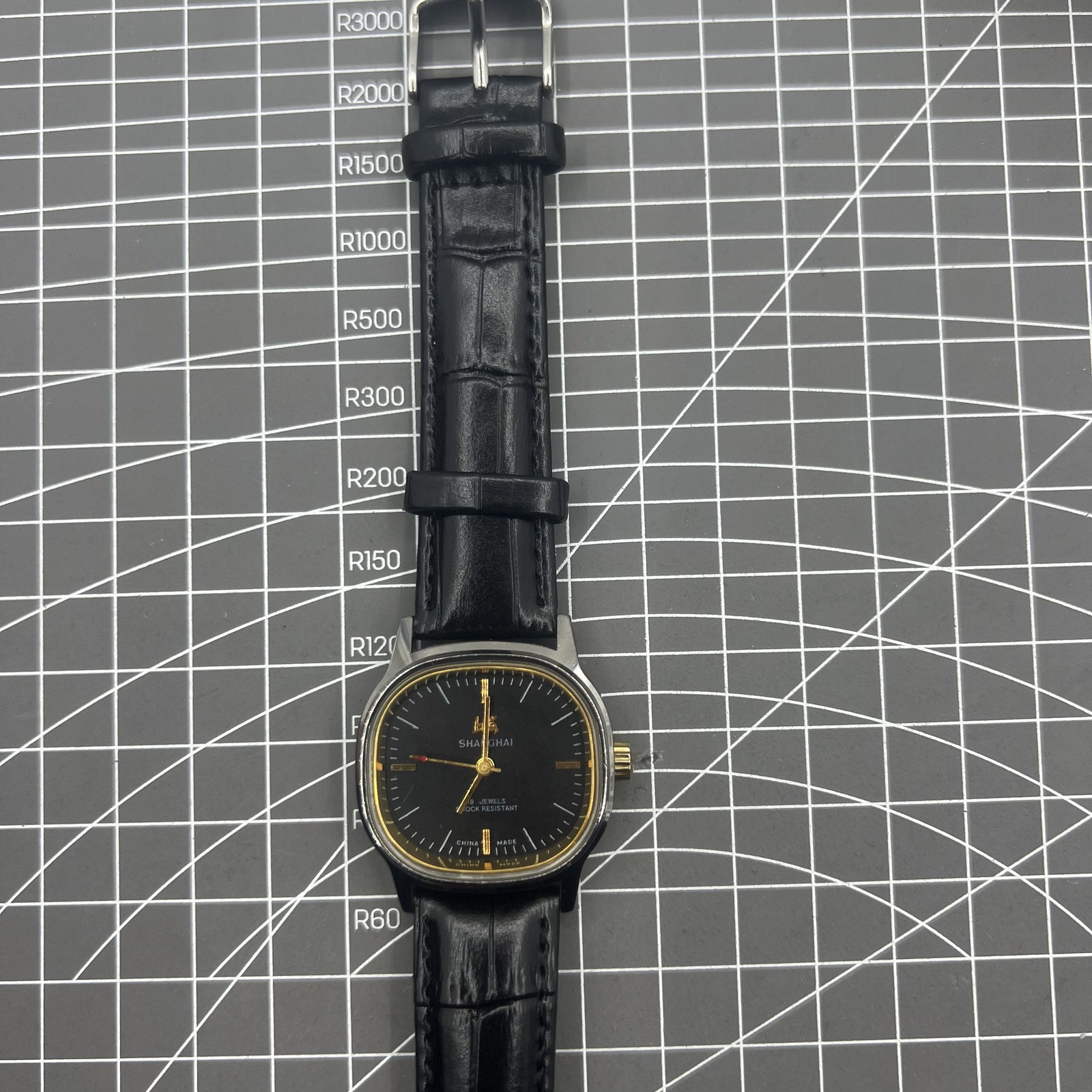 Mechanische Manuelle Uhr 34mm mit schwarzem Zifferblatt, 19 Steine, sto�fest, von Shanghai f�r pr�zise Zeitmessung.