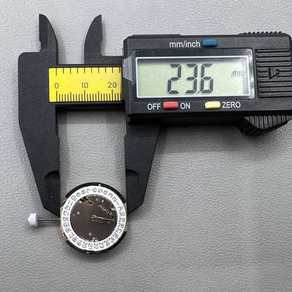 Quarzuhrwerk Swiss Ronda 3520D mit Datumsanzeige bei 3 Uhr Position, pr�zises Uhrwerk von Ronda.