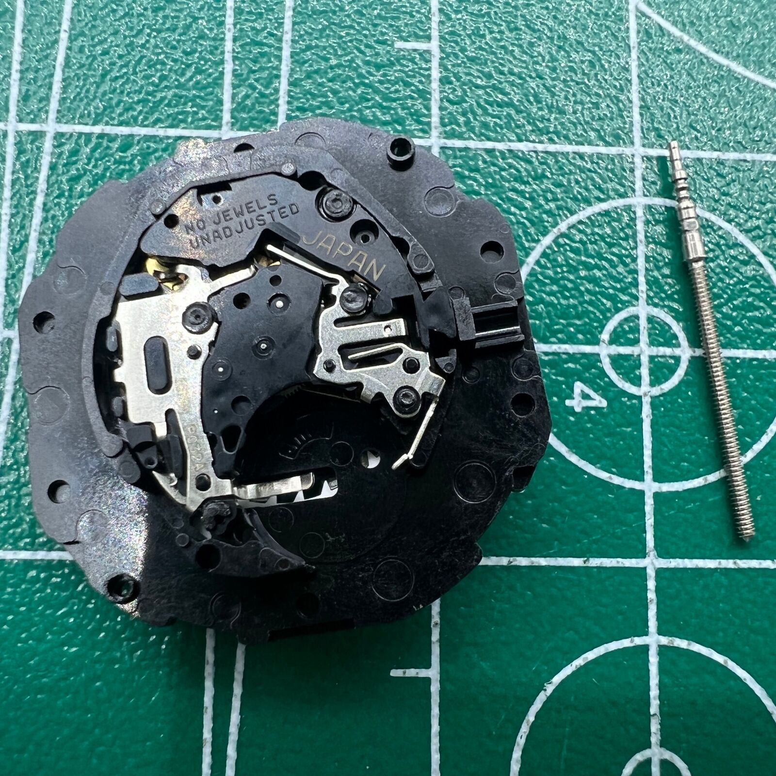 Hattori Epson PC32 quartz watch movement with 3 hands and date window at 3 o'clock, Japan-made.