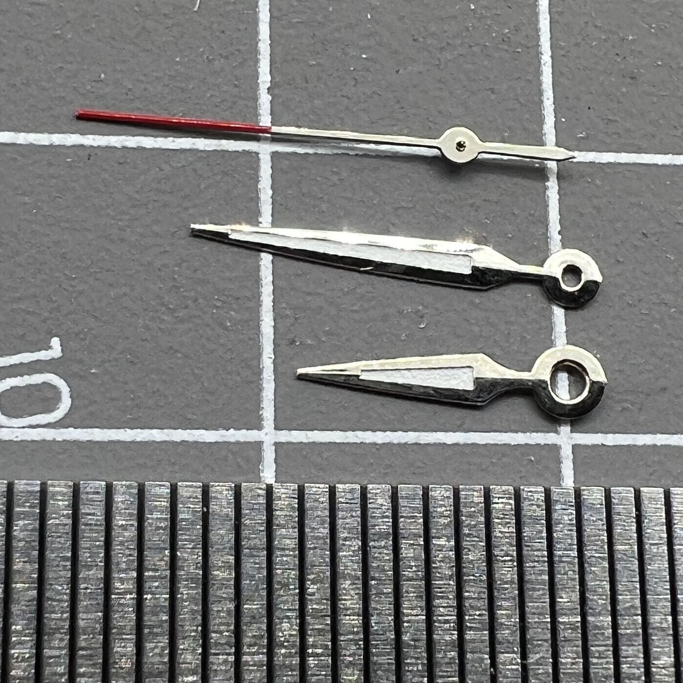 Luminous arrow-shaped watch hands, compatible with Miyota 2035 quartz for enhanced visibility.