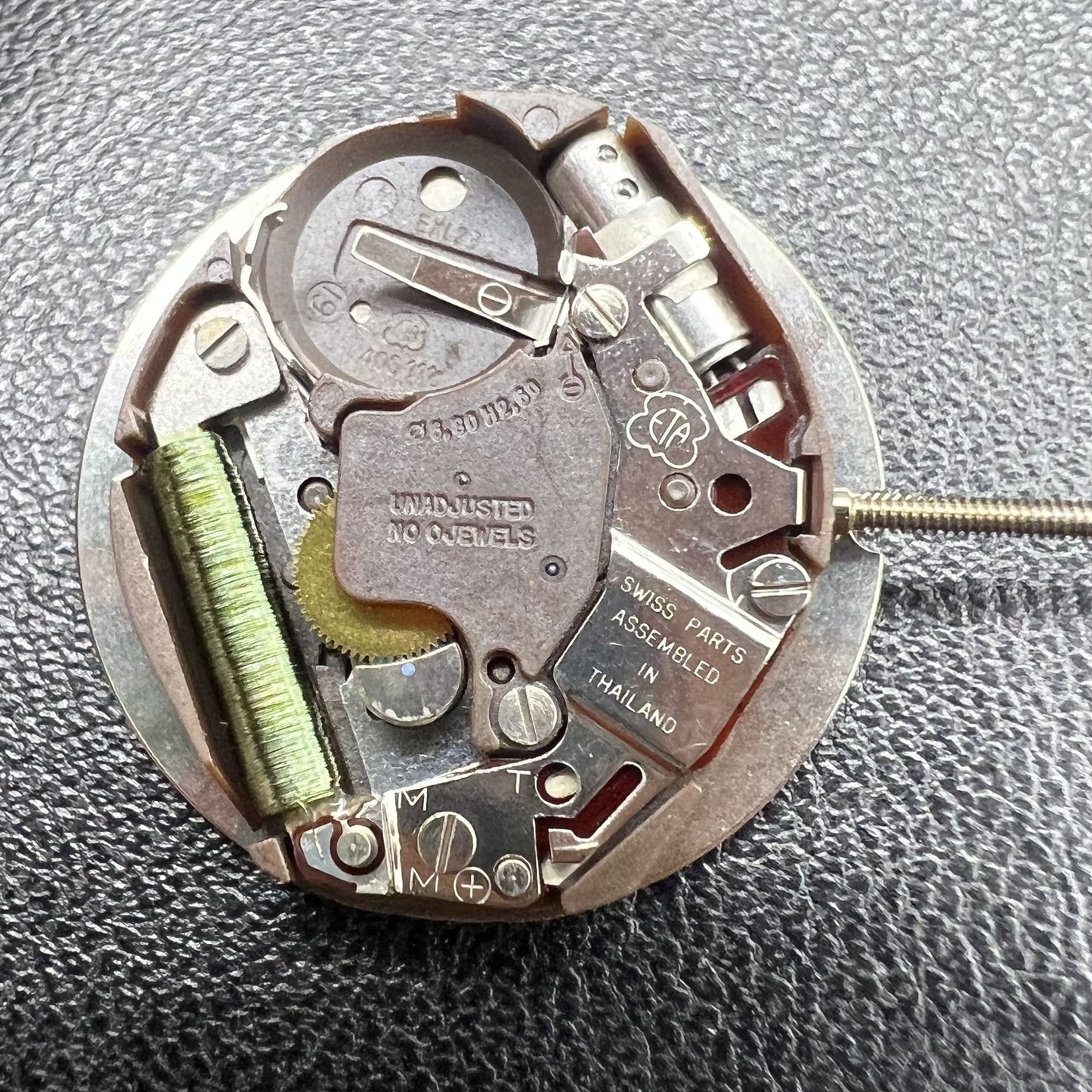 ETA Swiss Quarz Uhrwerk 400 111 Ein Kalender bei 6 Uhr