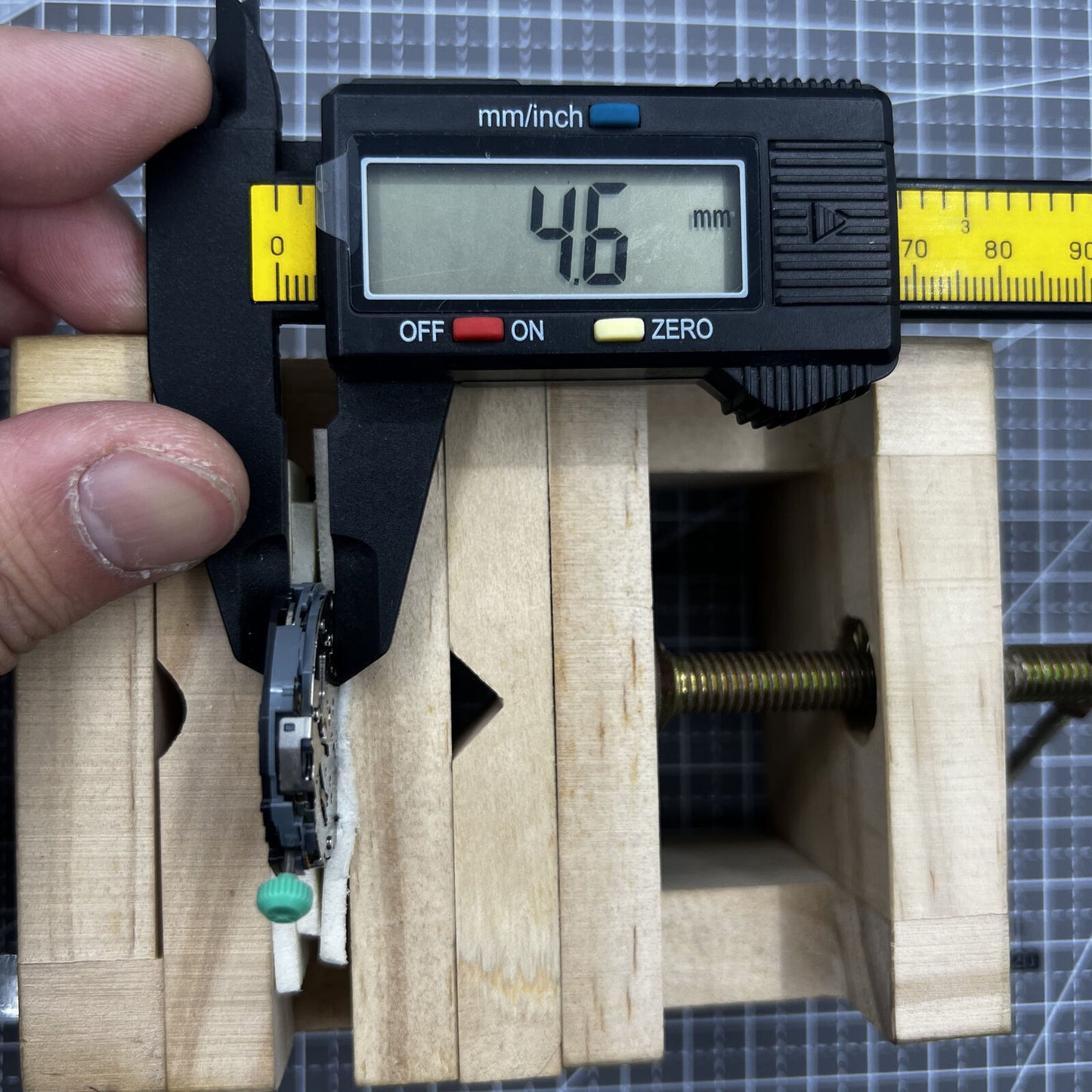 Miyota OS00 watch with quartz movement, date function, and single calendar at 3 o'clock for precise timekeeping