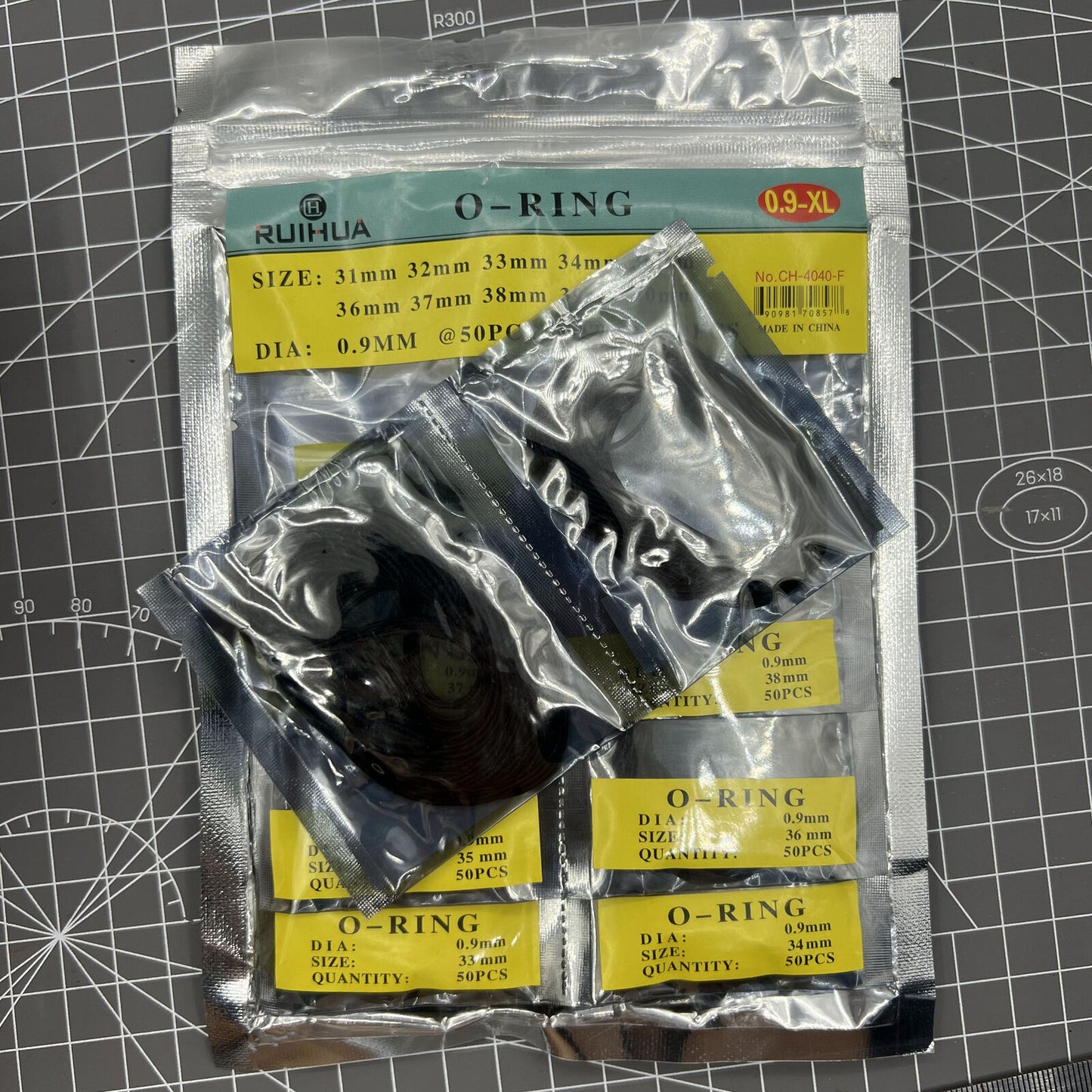 Set of 950/750/500 silicone watch gasket O-rings, durable waterproof seals for watch back cases.