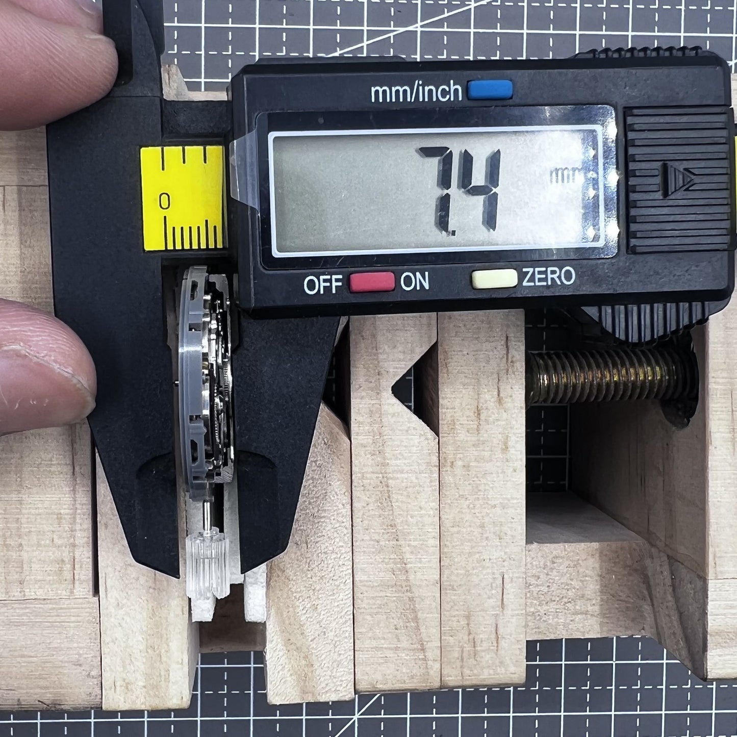 Japan Seiko NH36 Automatisches mechanisches Uhrwerk Arabisches Datum Zifferblatt Krone bei 3,8 