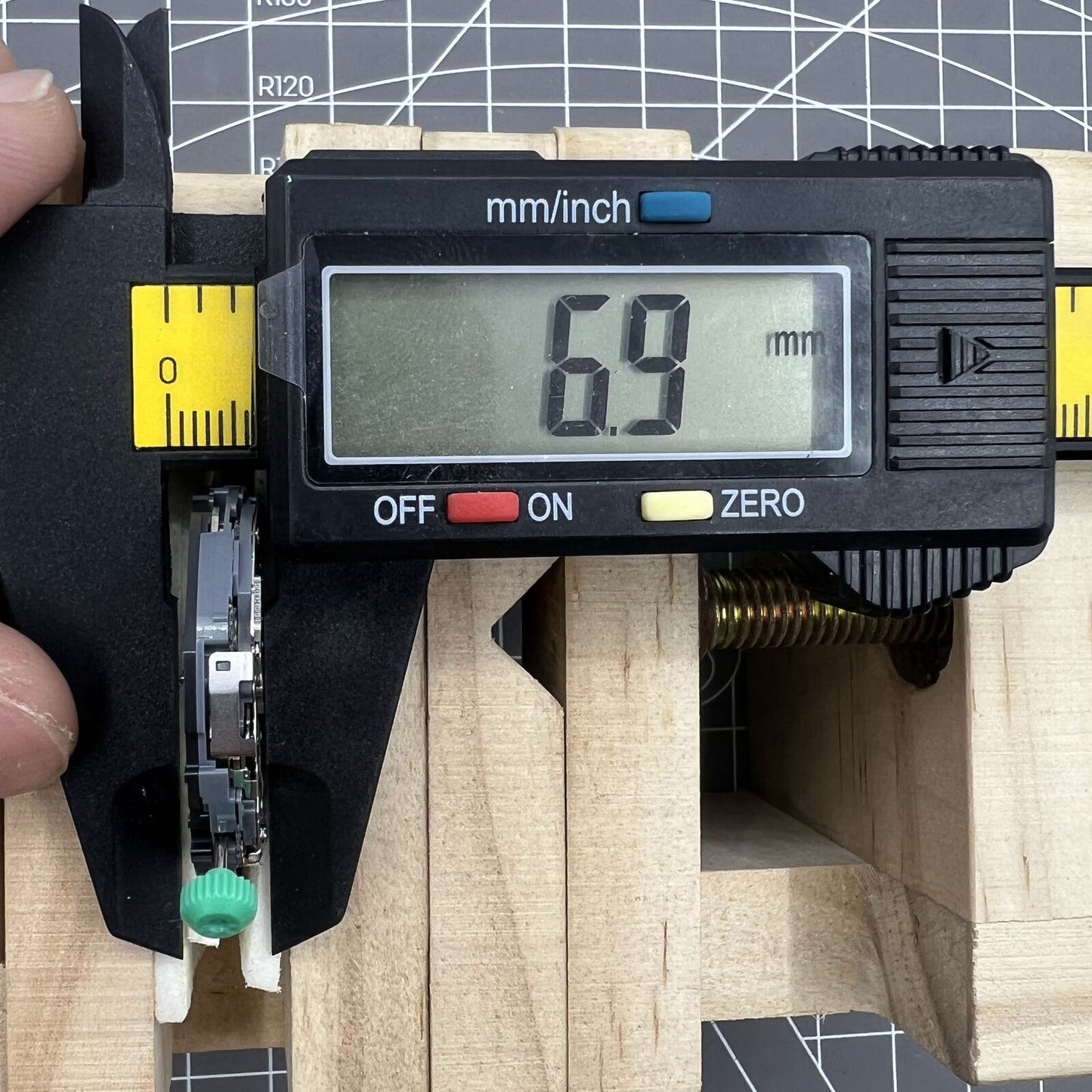 Miyota OS21 quartz watch movement with date window at 6, Japan-made for accurate timekeeping.