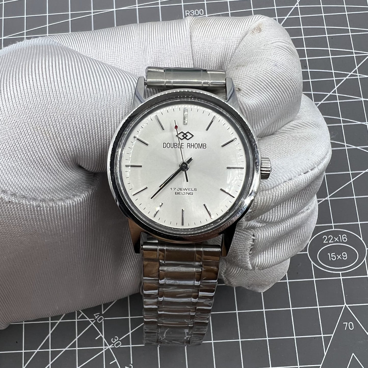 Montre mécanique manuelle Beijing Double Rhomb argentée de 36 mm, boîtier argenté, clou argenté