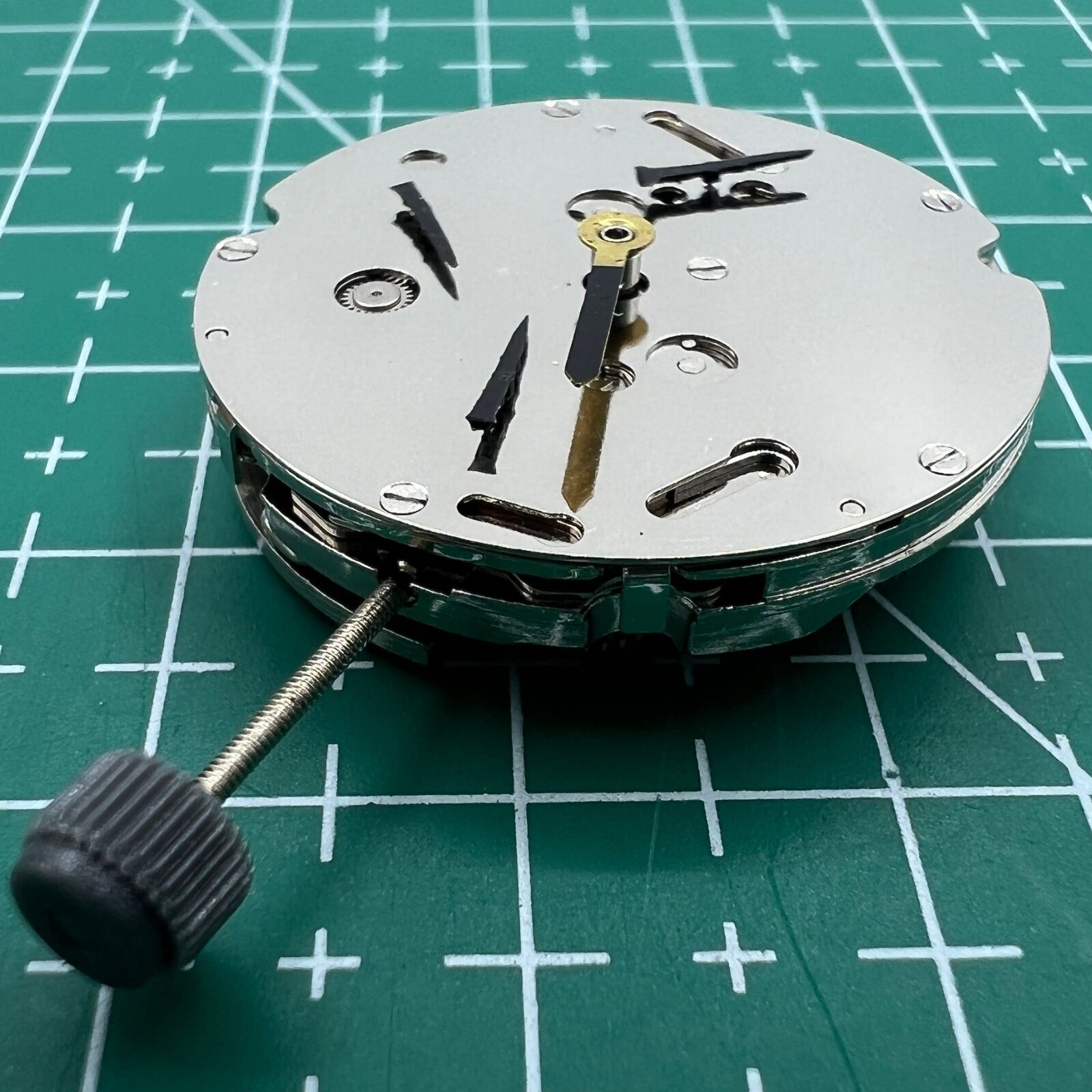 Wholesale DG2813 mechanical watch movement featuring three large hands, small seconds at 6 o?clock, no calendar, ideal for watch accessories.