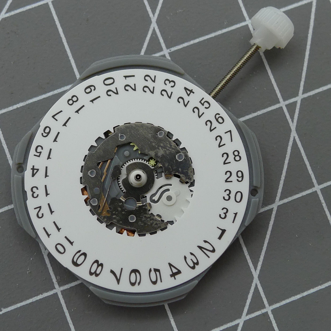 Sunon PE27 quartz movement with 3 hands and date display, set of 2 for watch repairs.