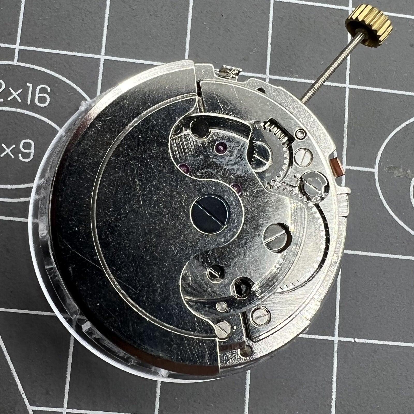 Automatic multifunctional watch with mechanical movement, date at 12 o'clock, and bare wheel display at 6.