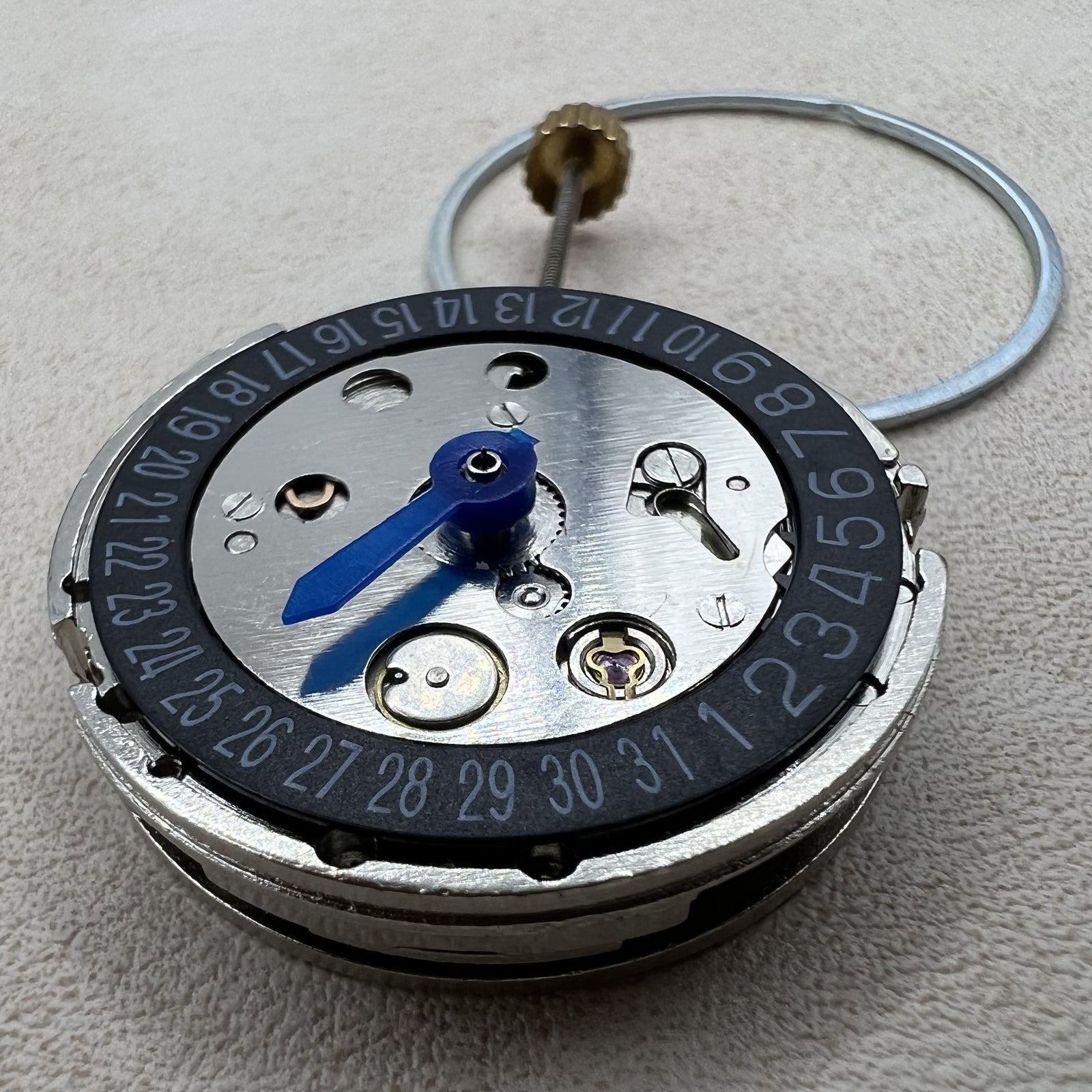 Mechanisches Uhrwerk 2813 mit schwarzem Zifferblatt und Tagesdatum Kalender auf Position 6, stilvoll und pr�zise.