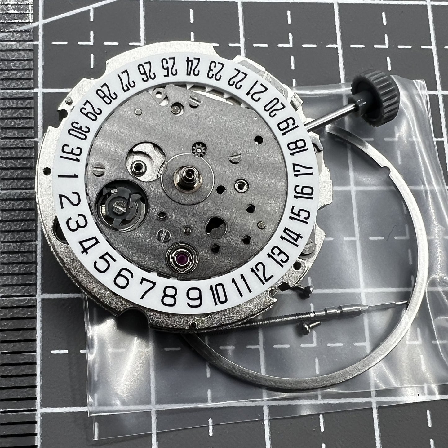 Automatisches mechanisches Uhrwerk Miyota Citizen 8215 mit weißem Zifferblatt und Datum bei 6 Uhr