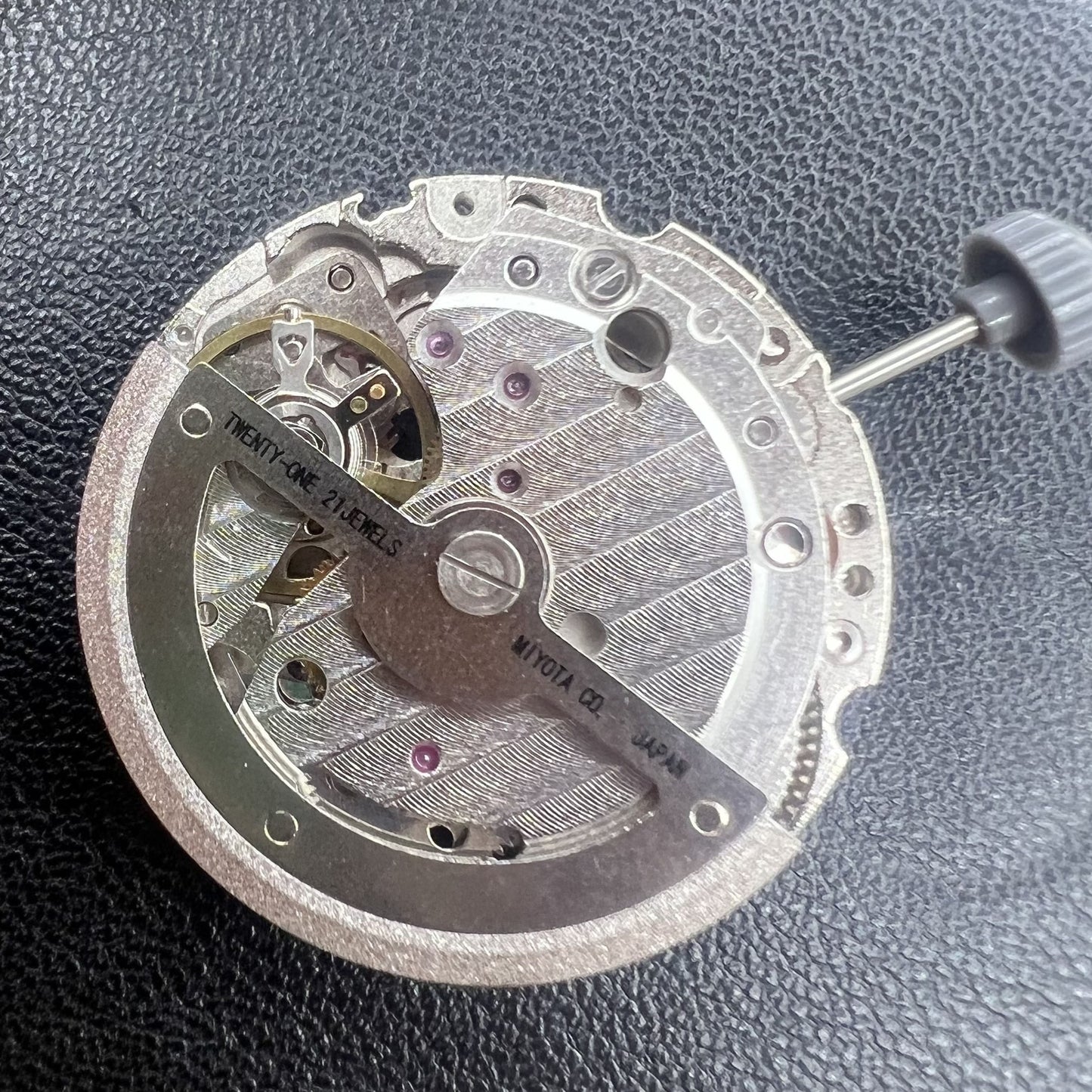 Silbernes Uhrwerkgeh�use mit Miyota 8245 Automatik Kaliber und zwei Zeigern, hochwertiges Design