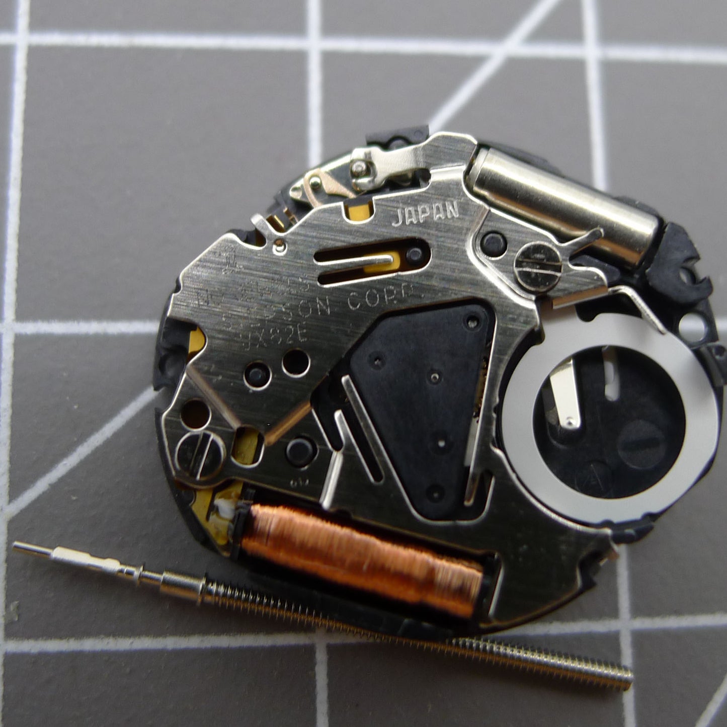 Hattori Epson TMI VX82 quartz watch movement with date display at 6 o?clock, Japan made precision.