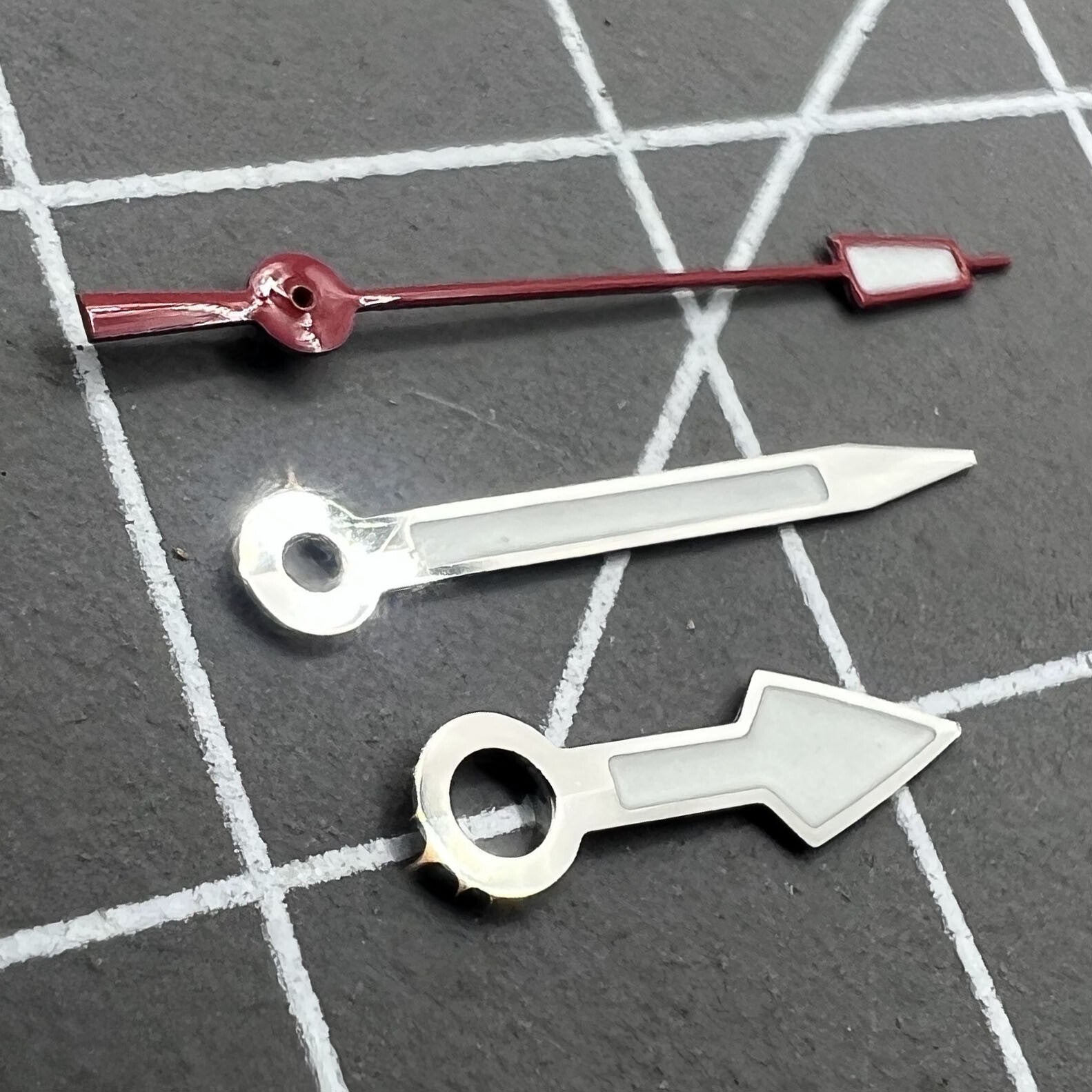 Arrow-shaped silver watch hands with red second hand and green lume, compatible with NH35 NH36 movements.