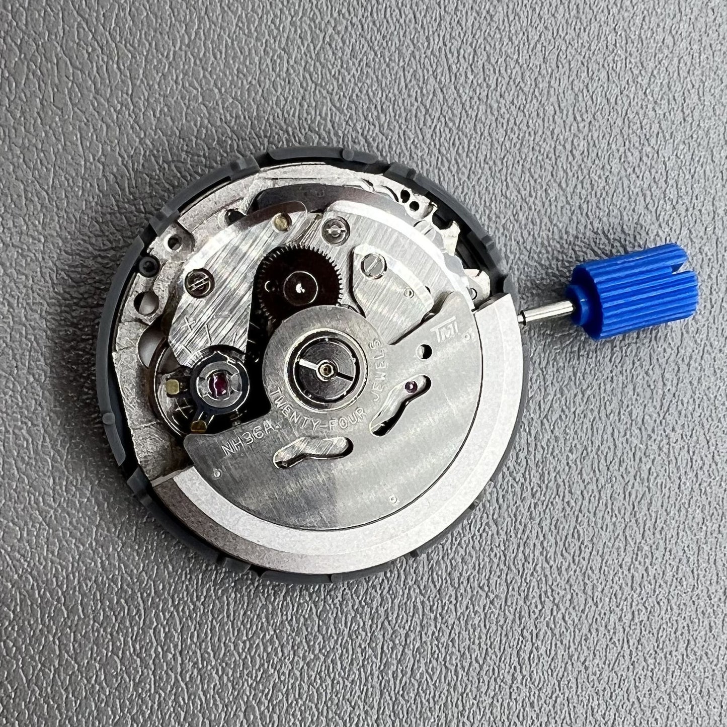 Seiko NH36 watch movement with white dial, bilingual Japanese-English day display, 3.8mm crown, reliable precision.