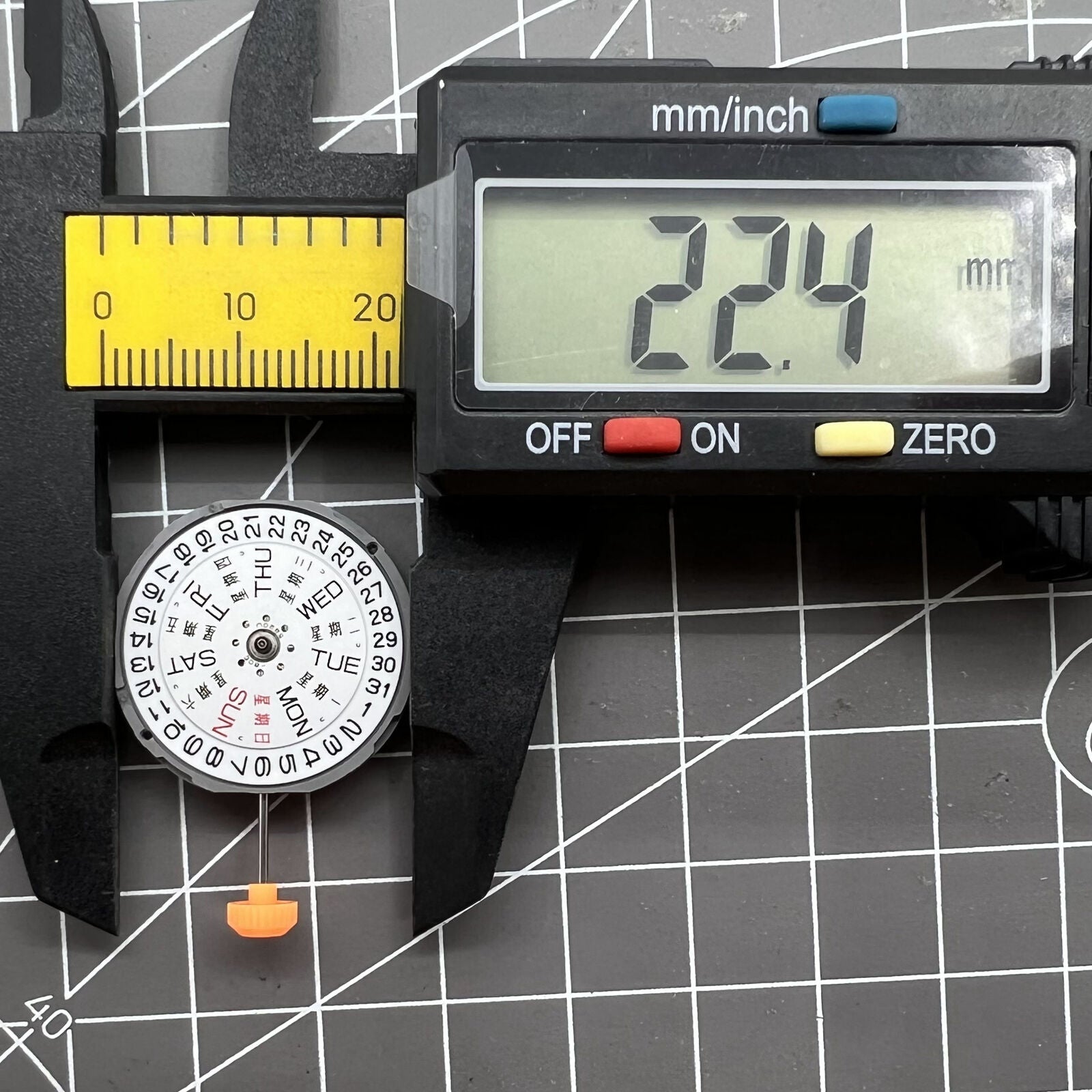 Miyota 1M02 quartz watch dial with English-Chinese day-date display for accurate timekeeping accessories.