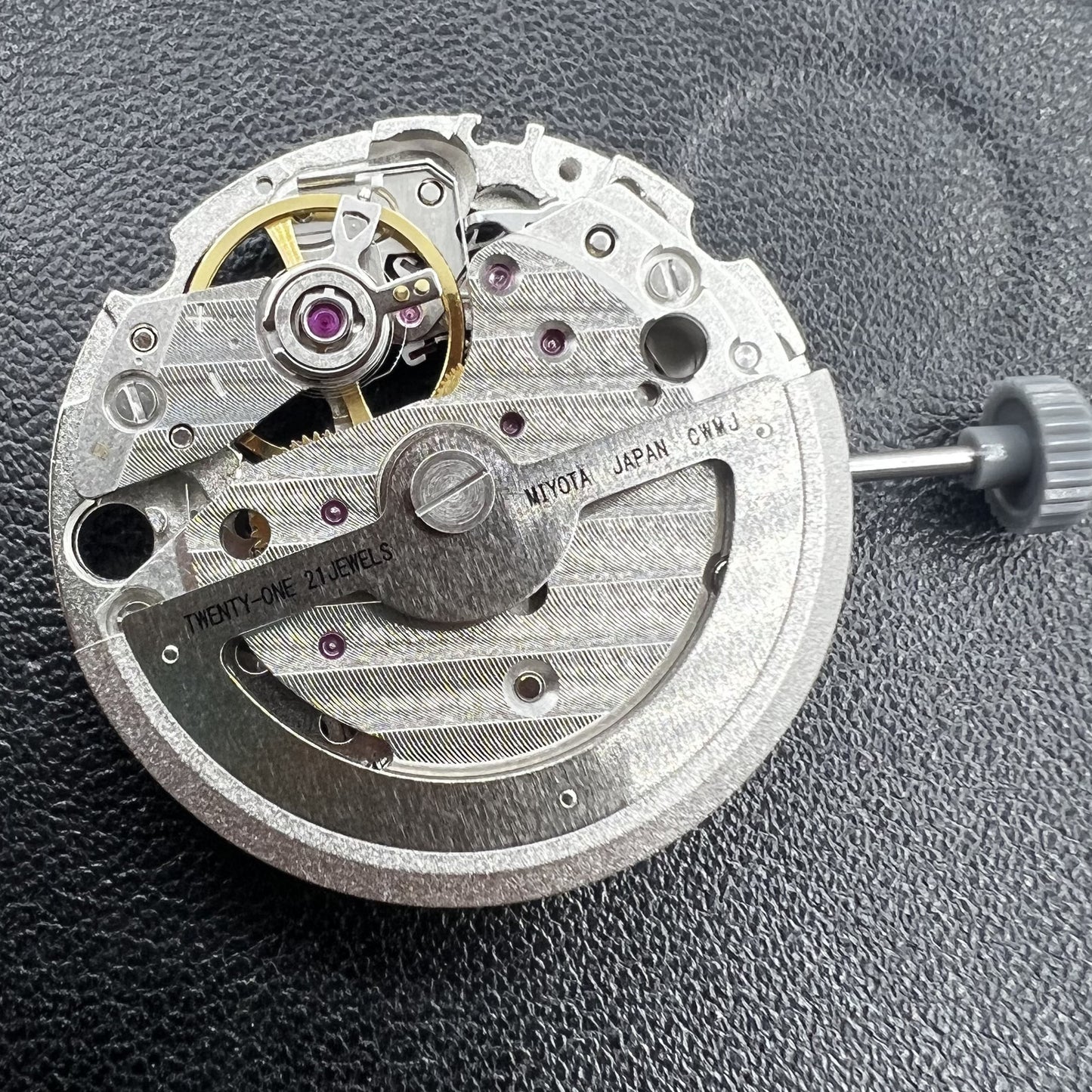 Silbernes Miyota 82S0 Automatikwerk mit skelettiertem Design und sichtbaren Zahnr�dern, hochwertiges Uhrwerk von Miyota.
