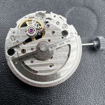Silbernes Miyota 82S0 Automatikwerk mit skelettiertem Design und sichtbaren Zahnr�dern, hochwertiges Uhrwerk von Miyota.