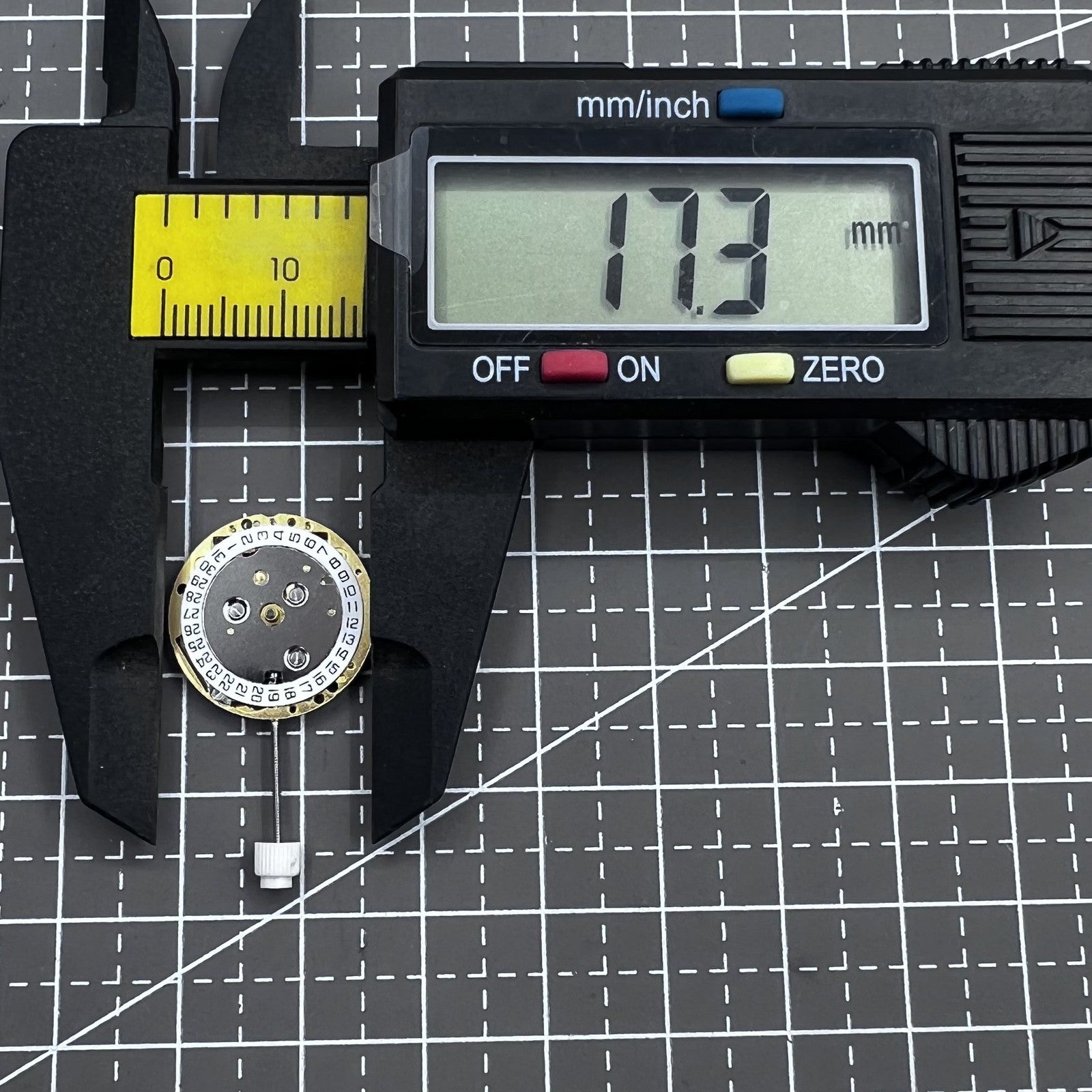 Swiss ISA 222 Quarzwerk watch movement with 2 hands, no calendar, precision accessory by Swiss ISA.