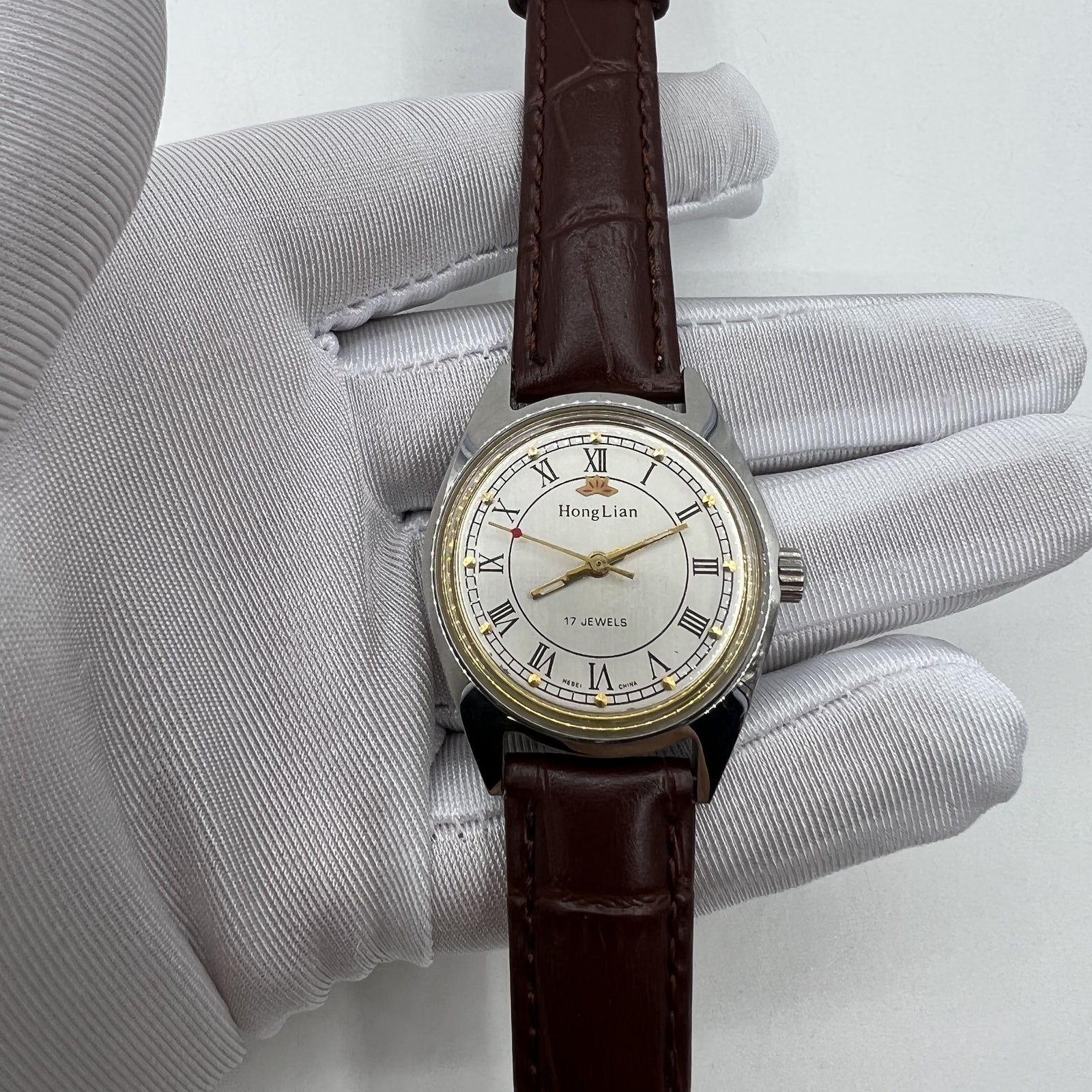 HONGLIAN 32mm manual mechanical watch with 17 jewels, Roman numerals, elegant vintage style.