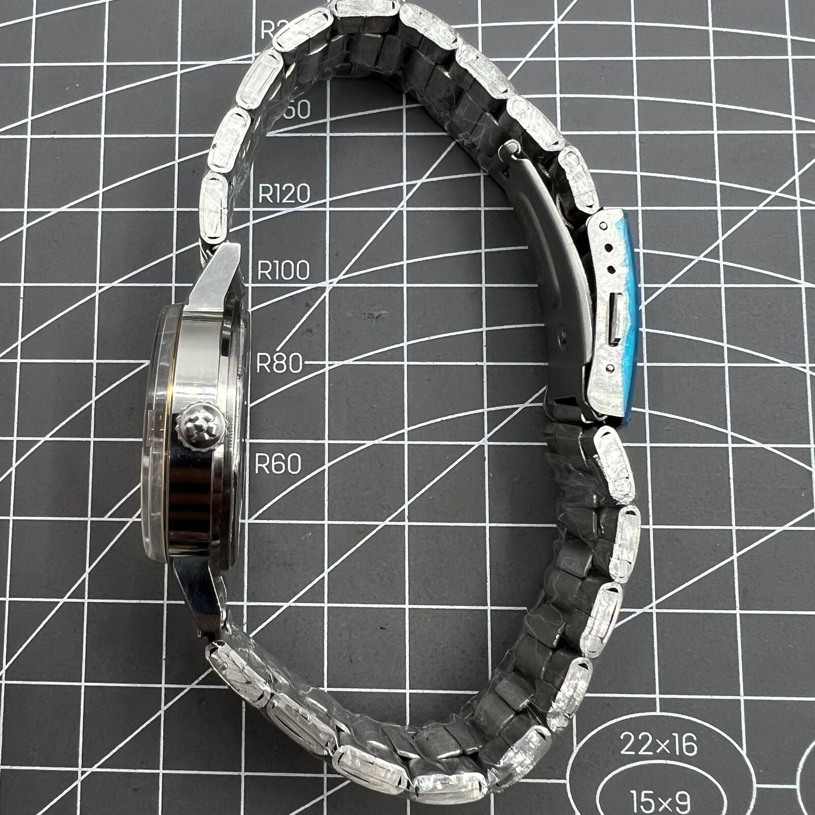 33mm Shanghai manual mechanical watch with single calendar, 17 jewels, shock-resistant design by Shanghai.