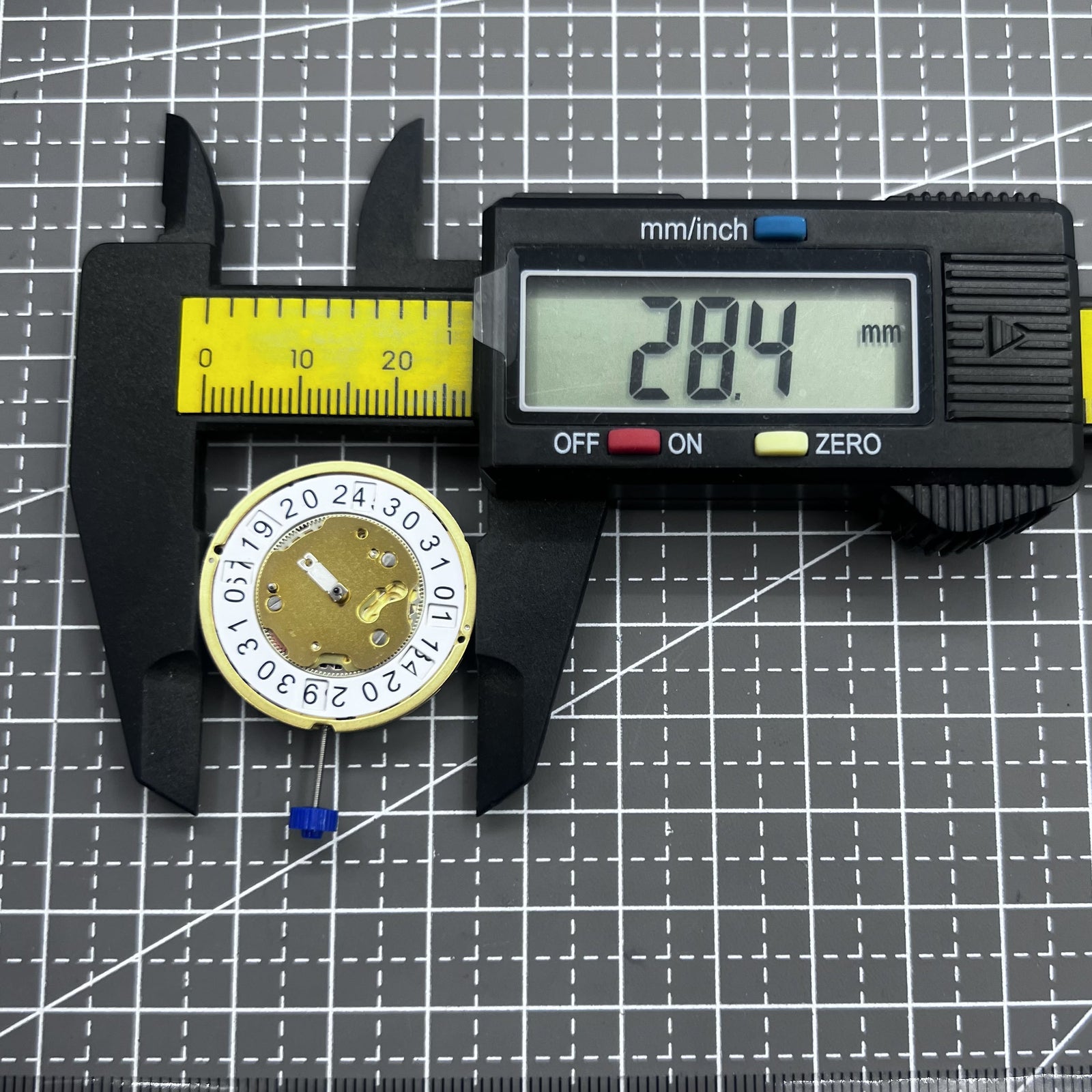 Swiss Golden Quartz Uhrwerk Ronda Modell 4210B featuring precision Swiss movement by Ronda for watch accessories.