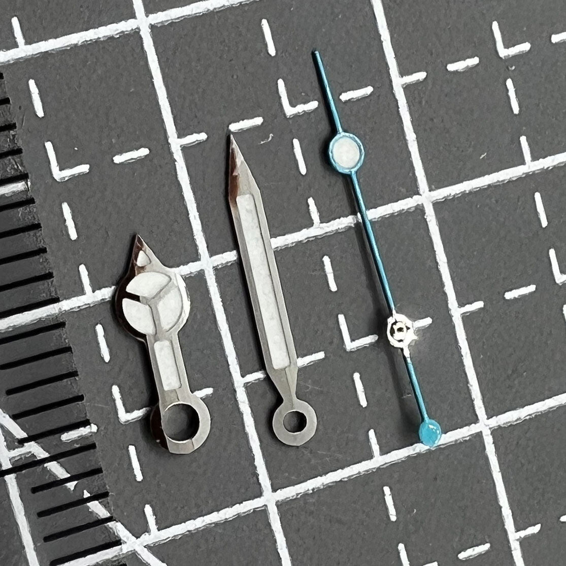 2 Stück Uhrzeiger Set 13.5mm Blau Leuchtfarbe Silberrand für NH35 36 Uhrwerk