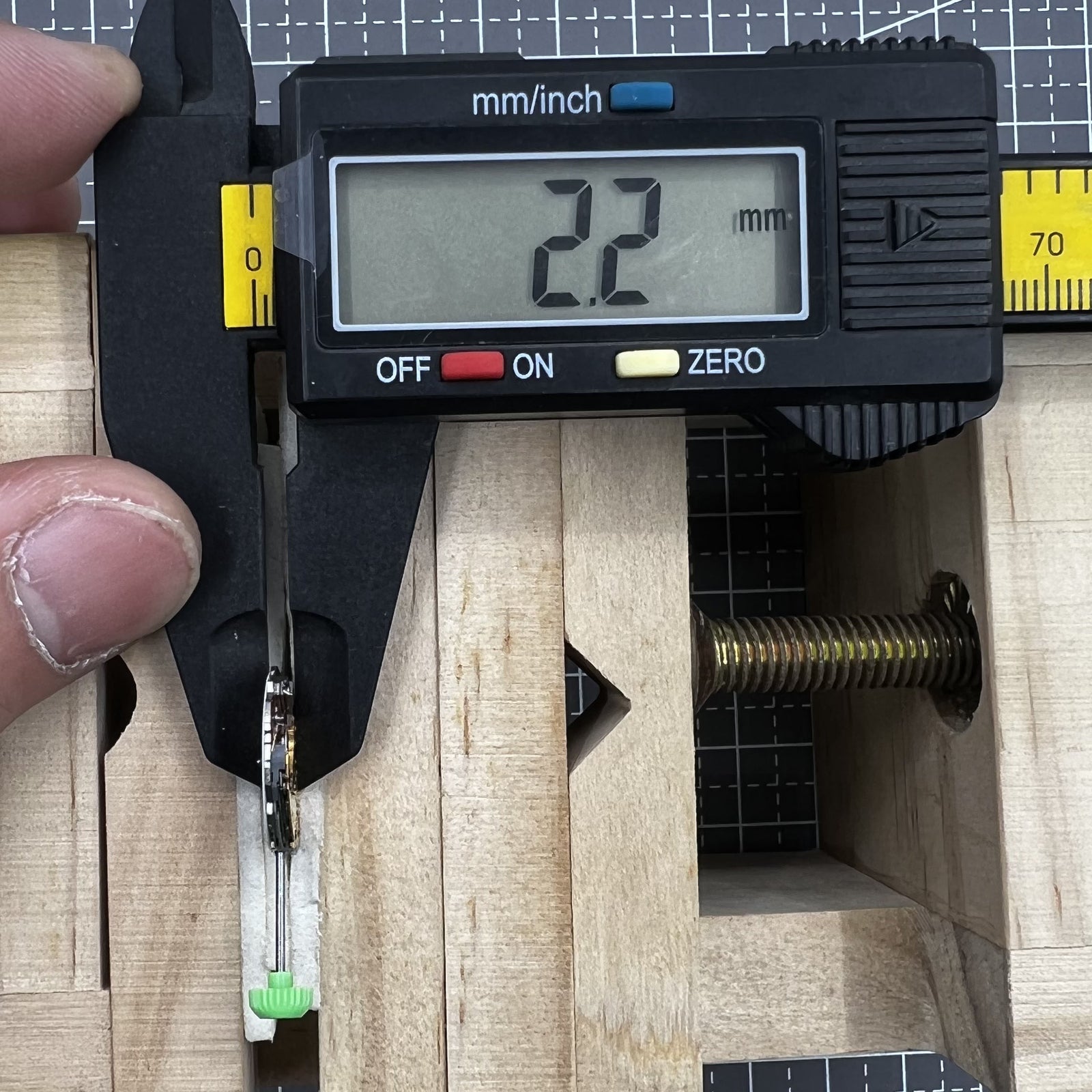Miyota 4T13 Quartz Uhrwerk mit 3 Zeigern und Einzelkalenderdatum bei 3 Uhr f�r Armbanduhren
