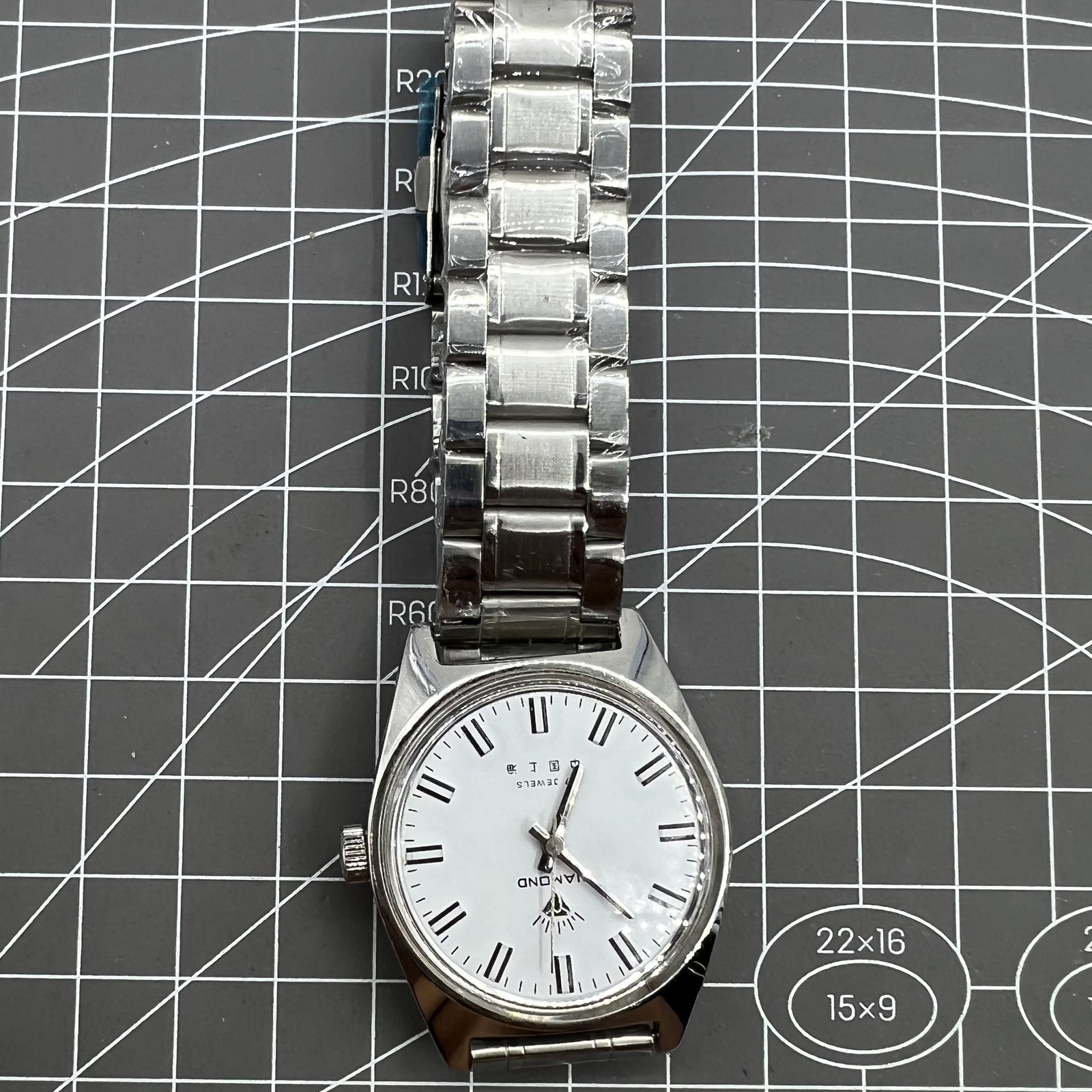 38mm Shanghai Diamond manual watch with white dial, silver case, 17 jewels for precise timekeeping.