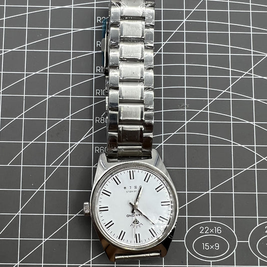 38mm Shanghai Diamond manual watch with white dial, silver case, 17 jewels for precise timekeeping.