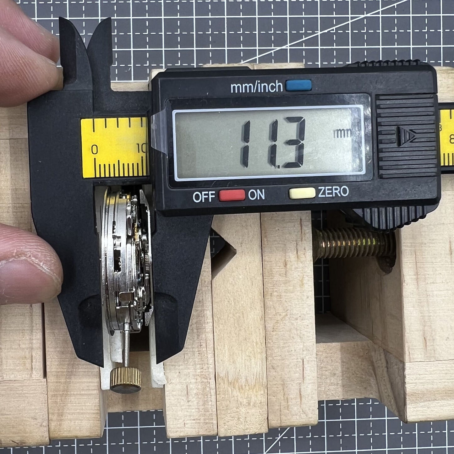 Dandong 7753 automatic watch movement with small second dial at 9 o'clock for precise timekeeping.