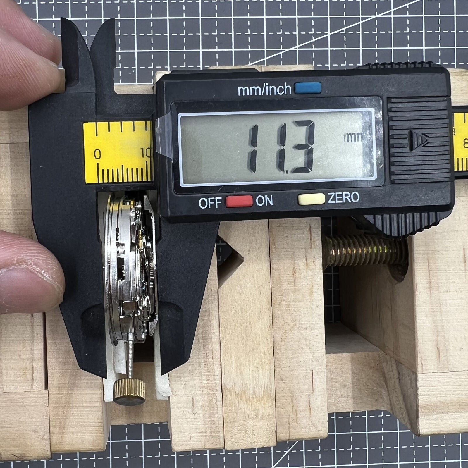 Dandong 7753 automatic watch movement with small second dial at 9 o'clock for precise timekeeping.